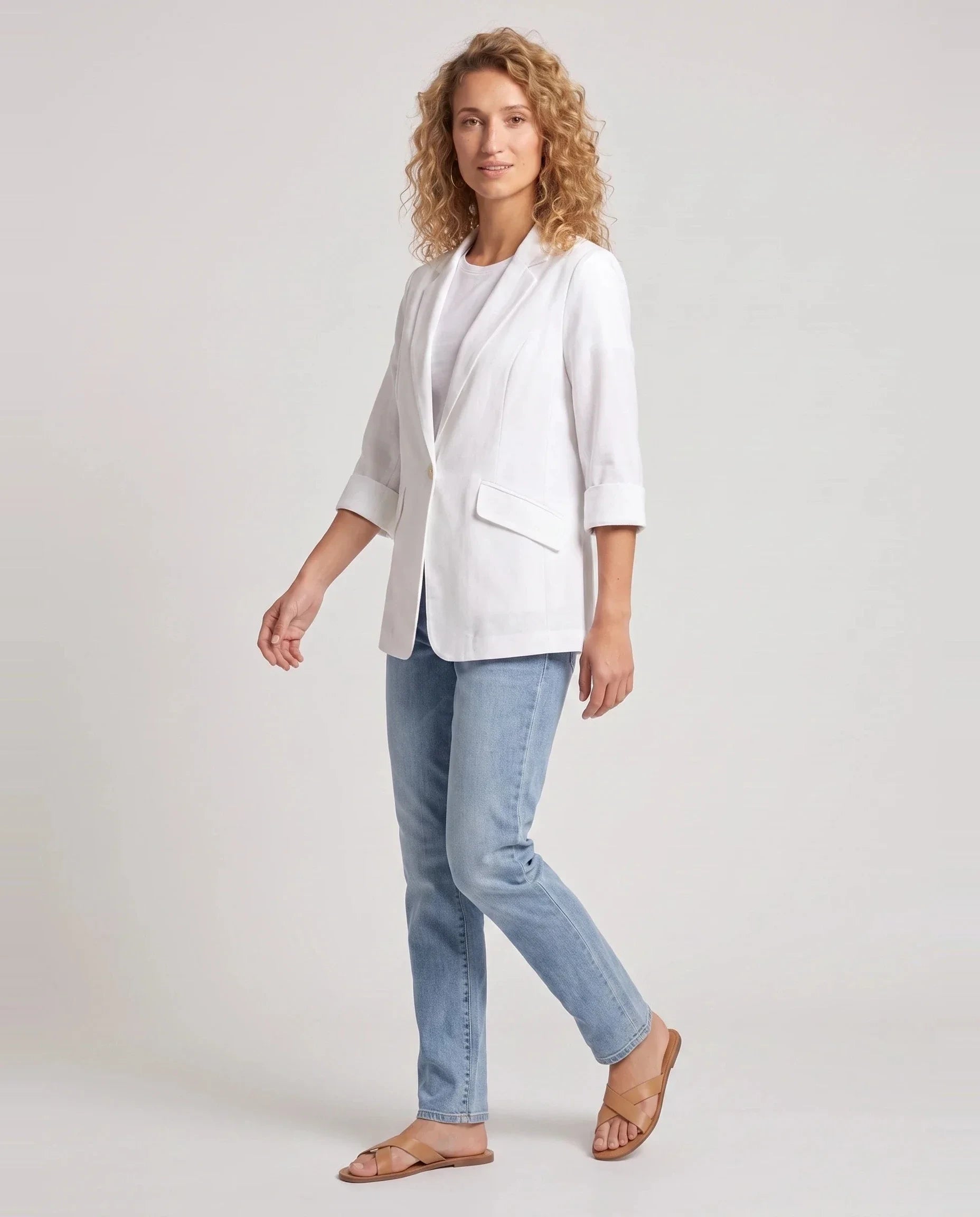 Blazer d'été fin à un bouton blanc Claudine, vue de trois quarts en studio