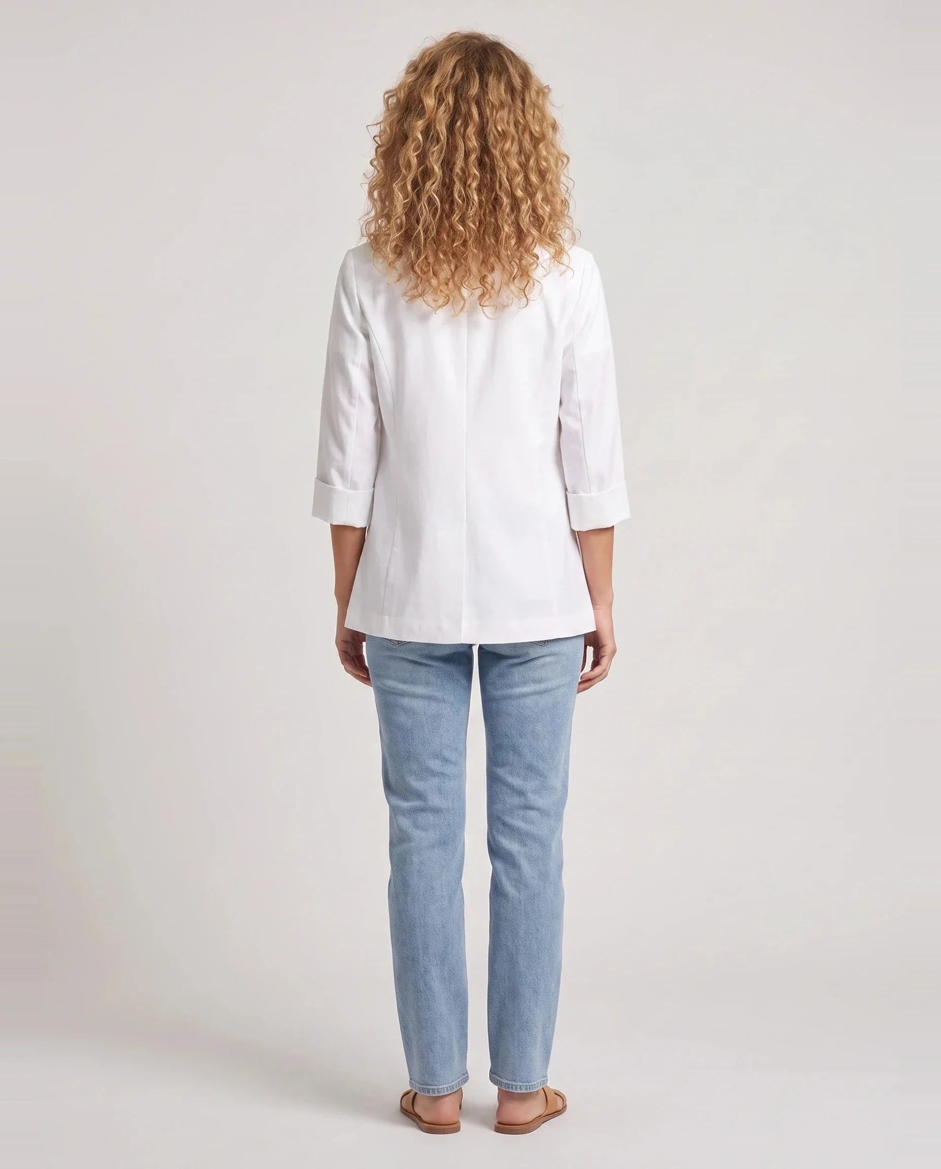 Blazer d'été fin à un bouton blanc Claudine, vue de dos en studio