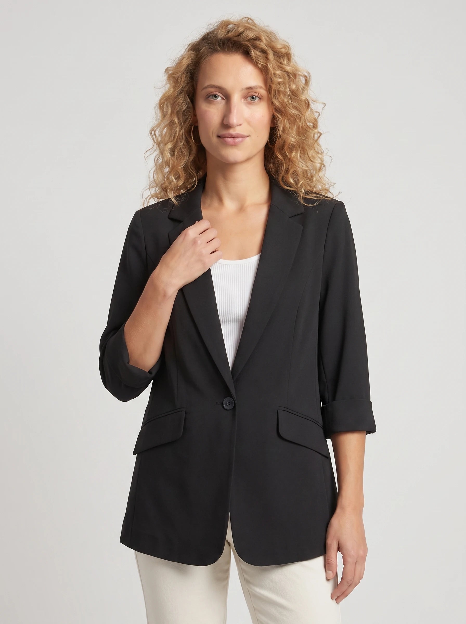 Blazer d'été fin à un bouton noir Claudine, plan rapproché en studio