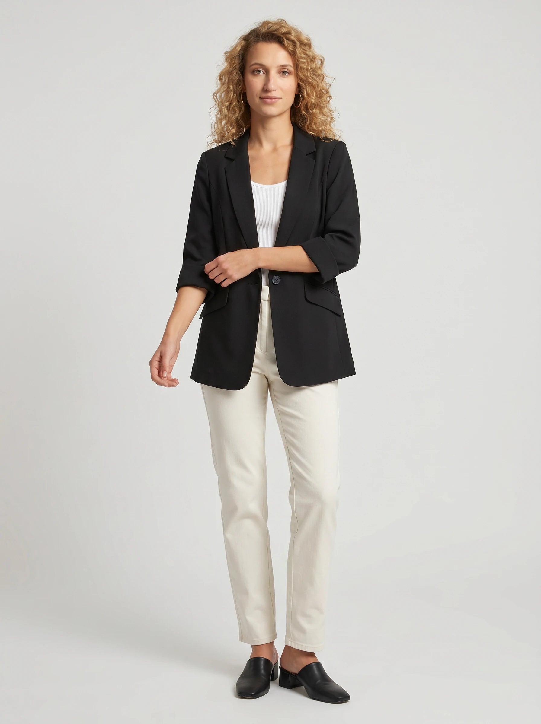 Blazer d'été fin à un bouton noir Claudine, vue de face en studio