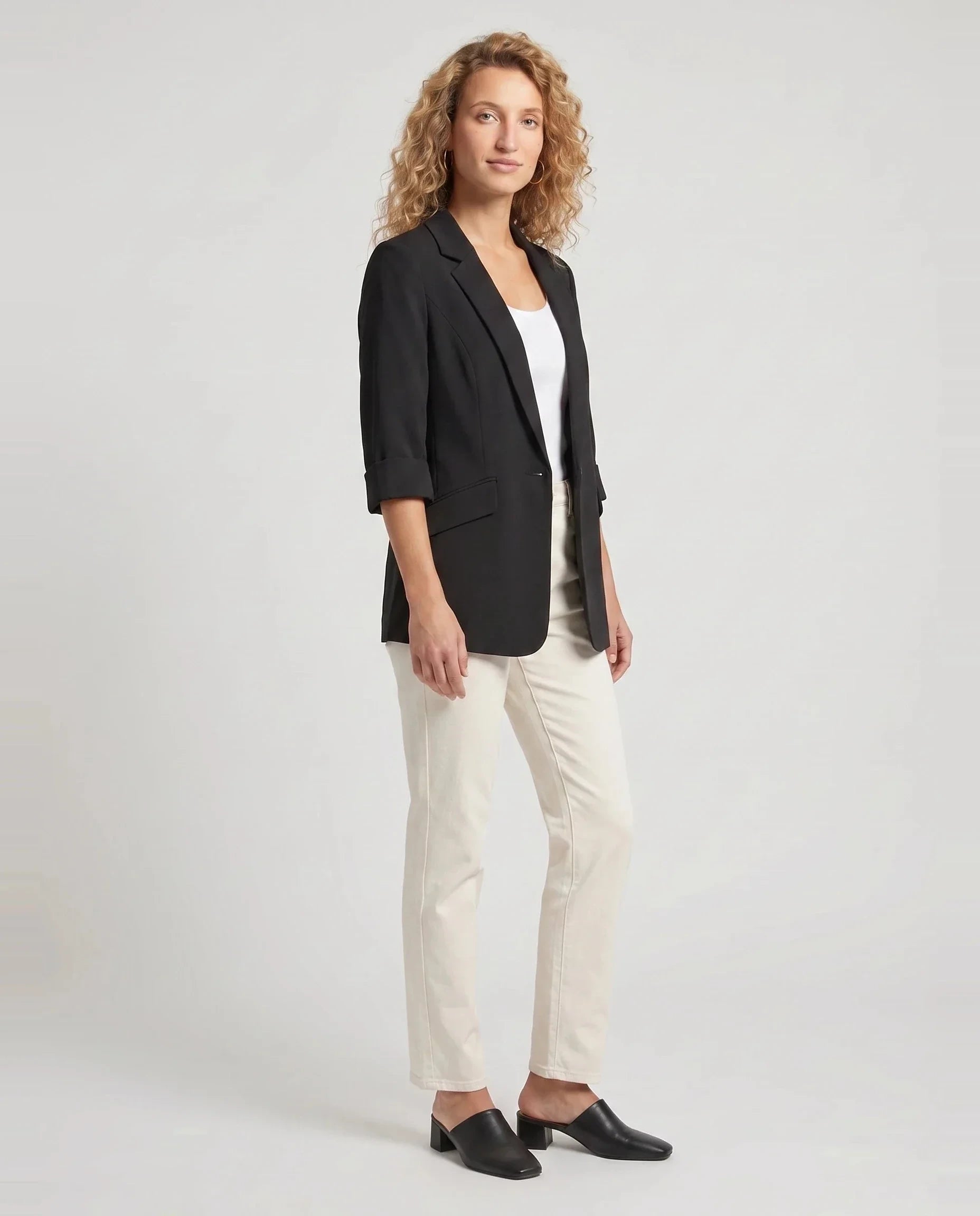 Blazer d'été fin à un bouton noir Claudine, vue de trois quarts en studio