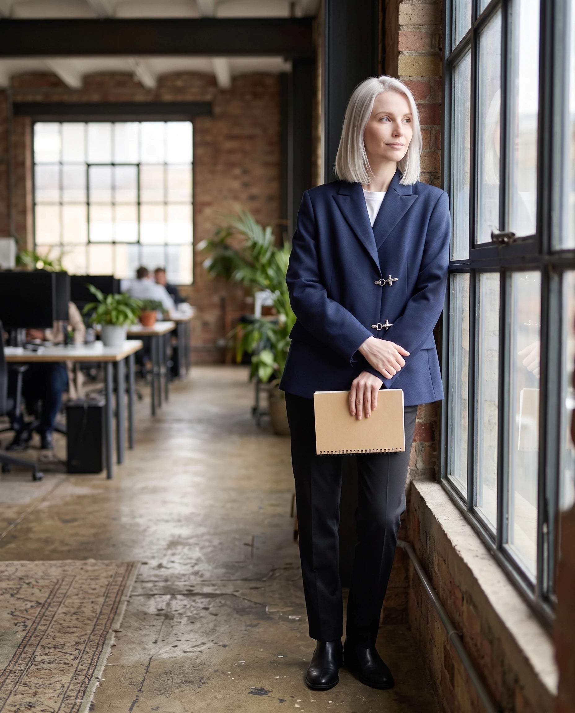 Blazer oversize bleu marine Philippa, dans un bureau loft lumineux