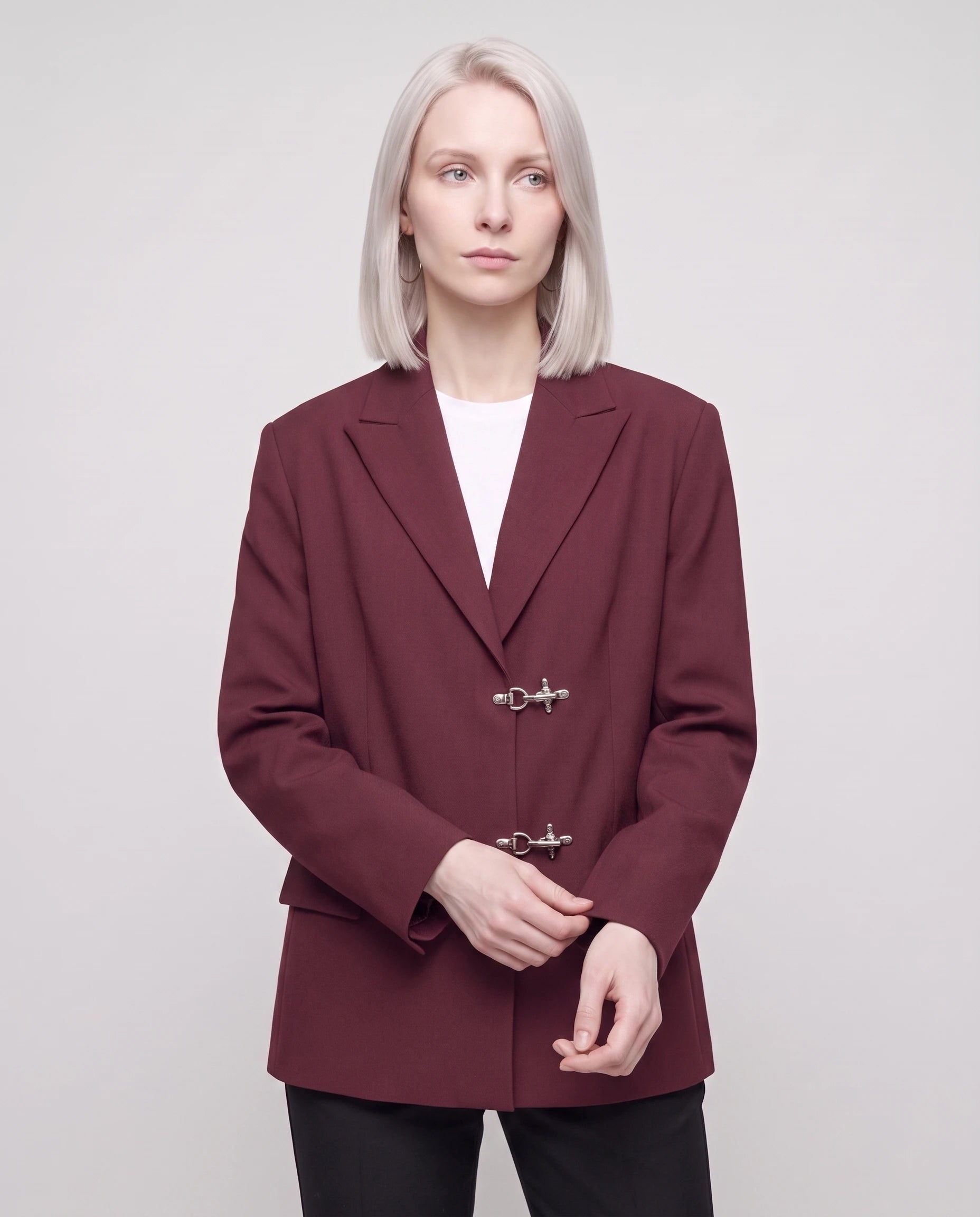 Blazer oversize à fermoirs pompier bordeaux Philippa, plan rapproché en studio