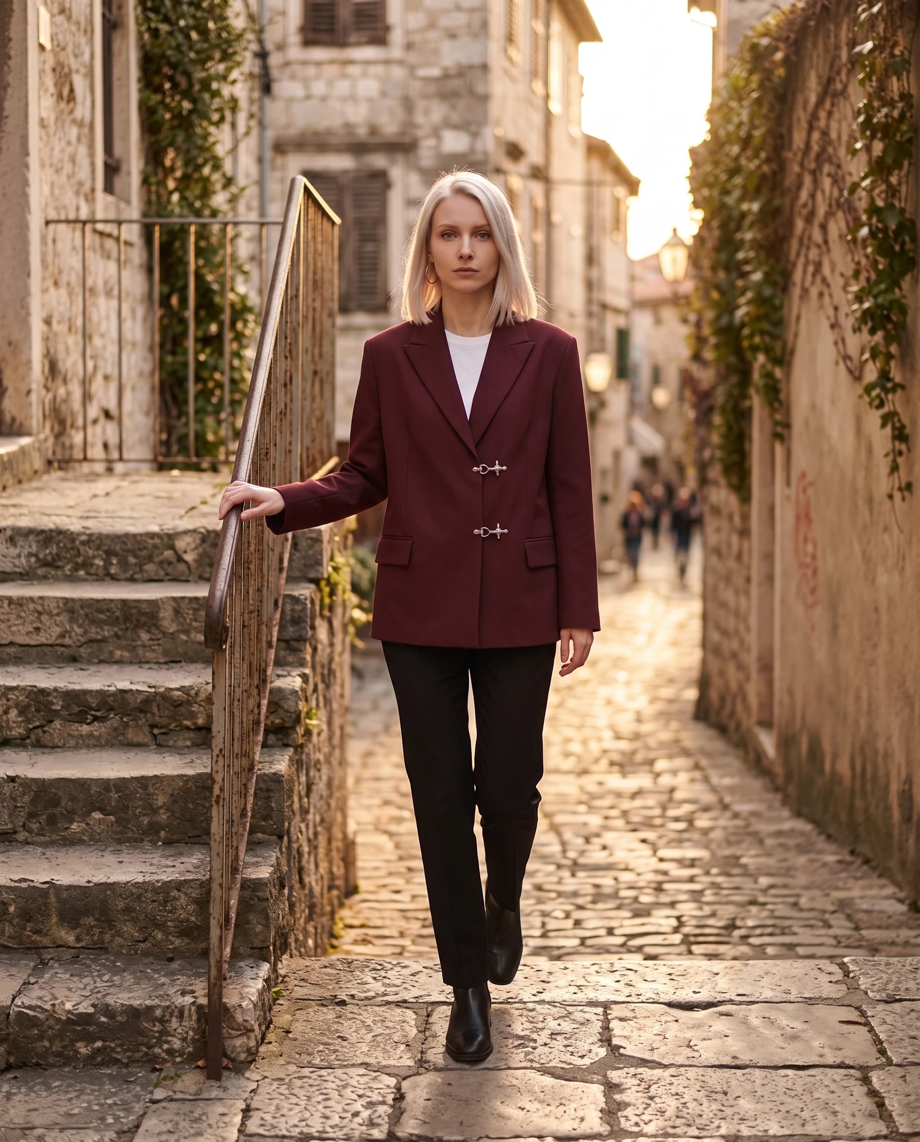 Blazer oversize bordeaux Philippa, escalier de pierre au golden hour
