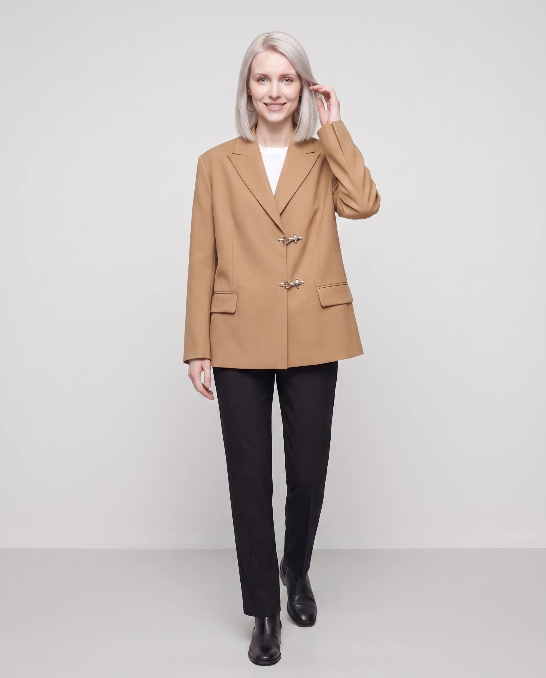 Blazer oversize à fermoirs pompier camel Philippa, vue de face en studio