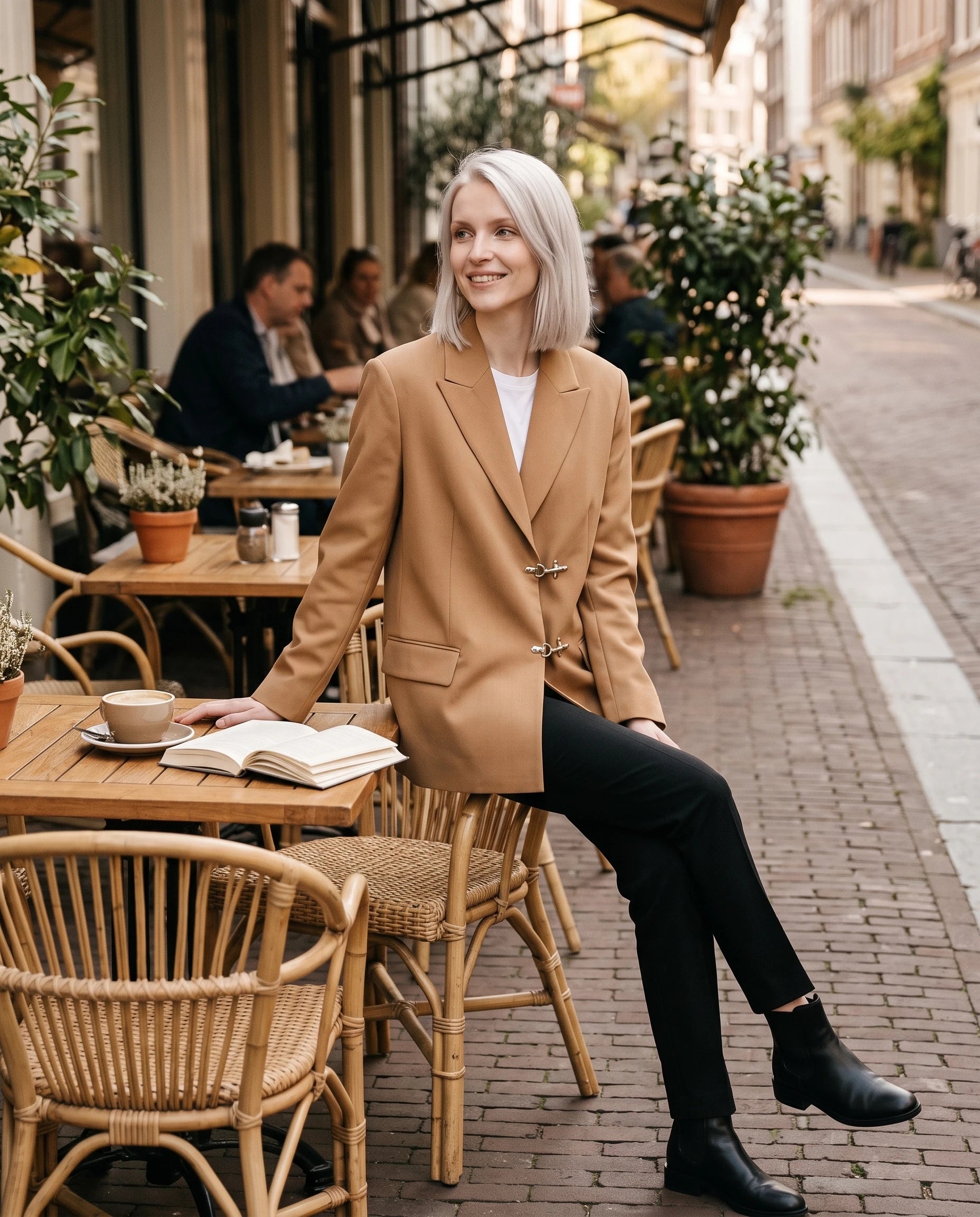 Blazer oversize camel Philippa, en terrasse de café le matin