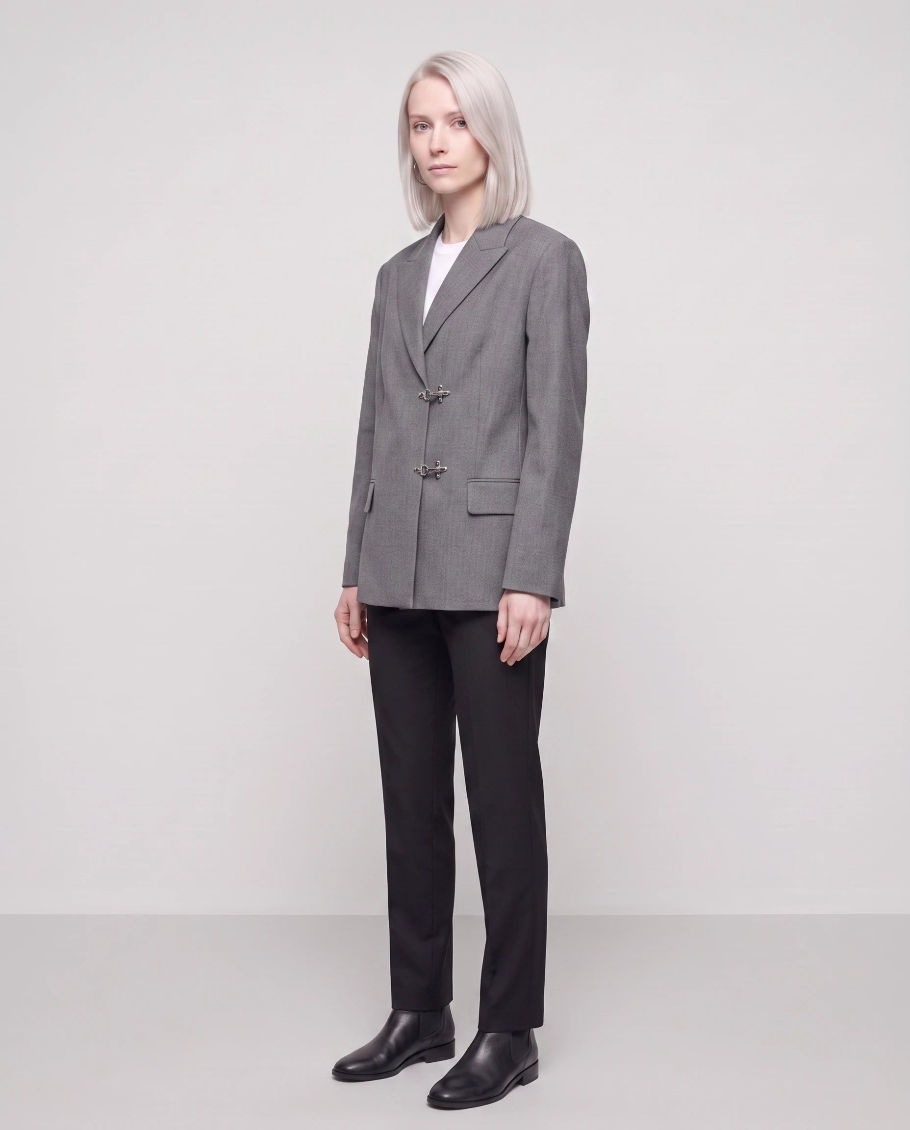 Blazer oversize gris Philippa, vue de trois quarts en studio