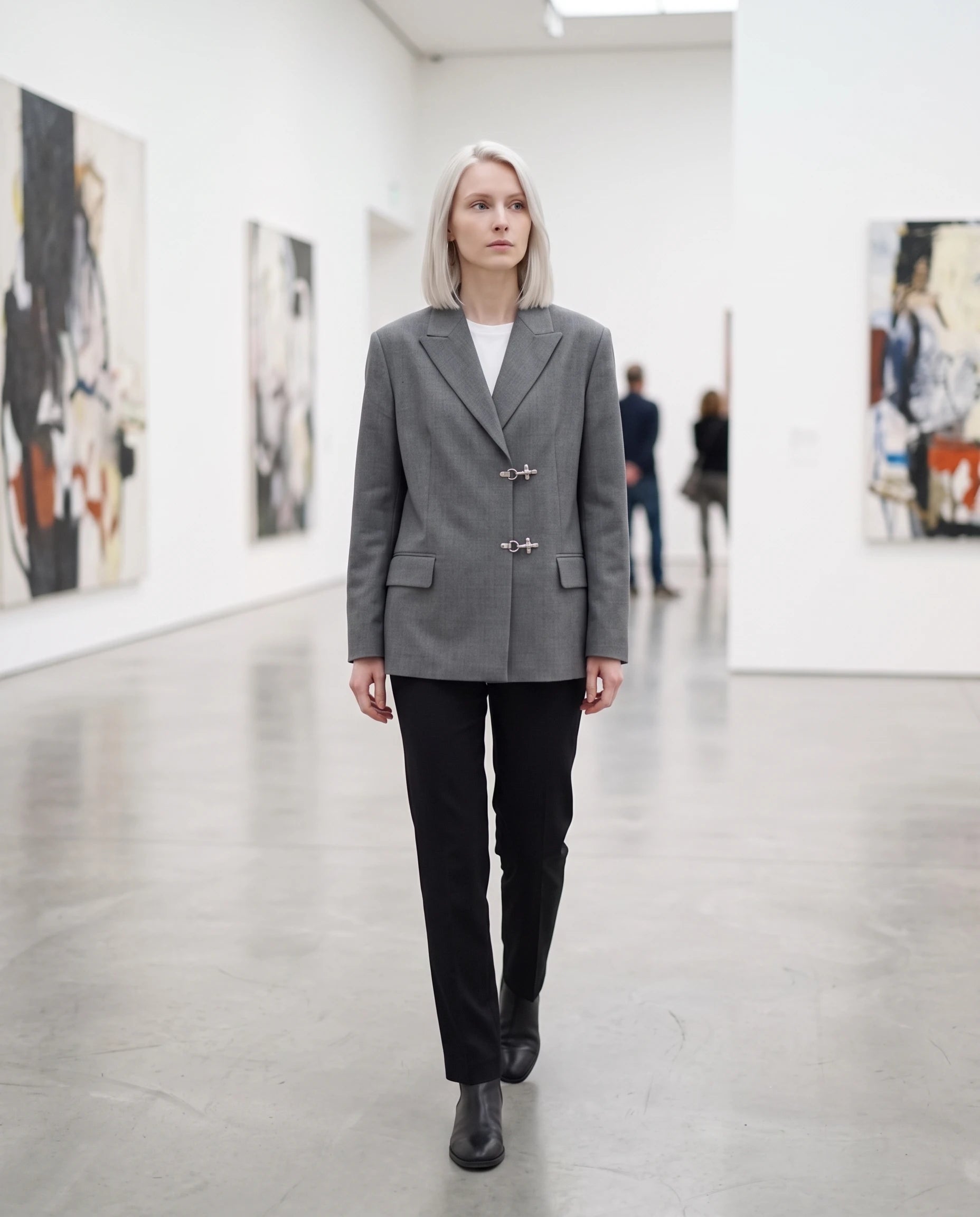 Blazer oversize gris Philippa, dans une salle de musée minimaliste