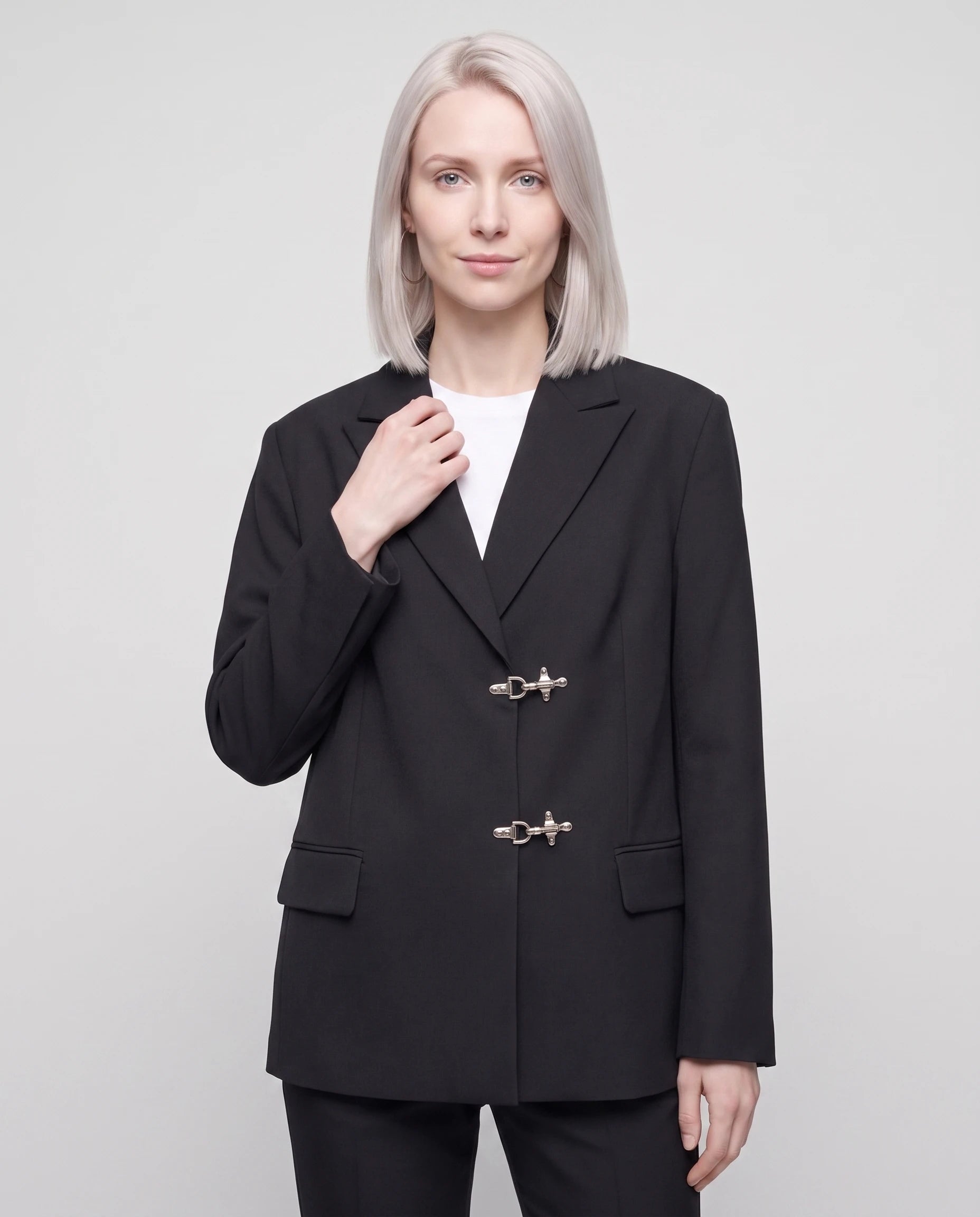 Blazer oversize à fermoirs pompier noir Philippa, plan rapproché en studio