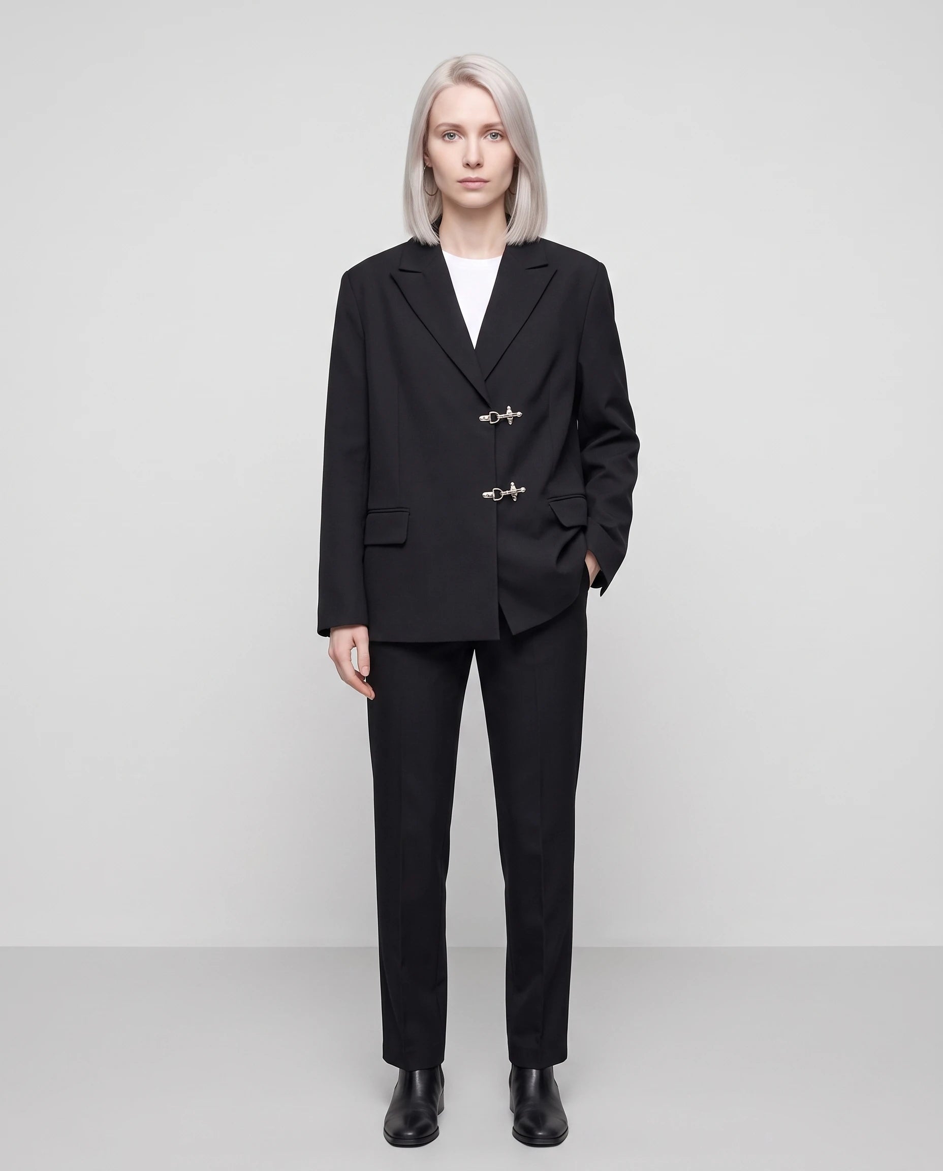 Blazer oversize à fermoirs pompier noir Philippa, vue de face en studio