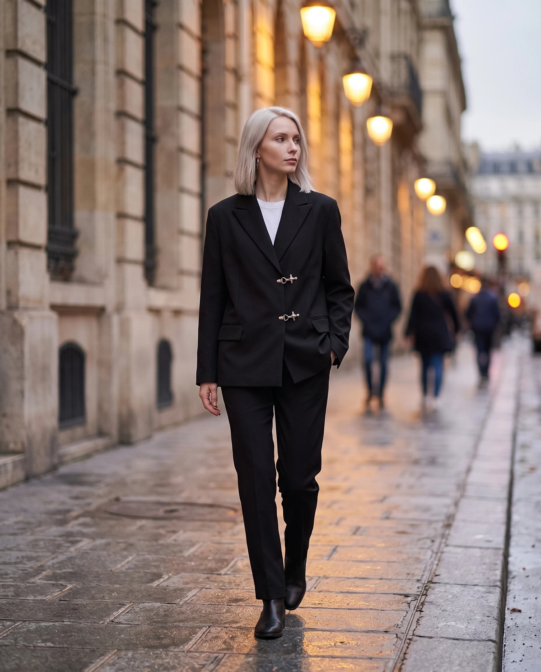 Blazer oversize noir Philippa, porté dans une rue parisienne au crépuscule