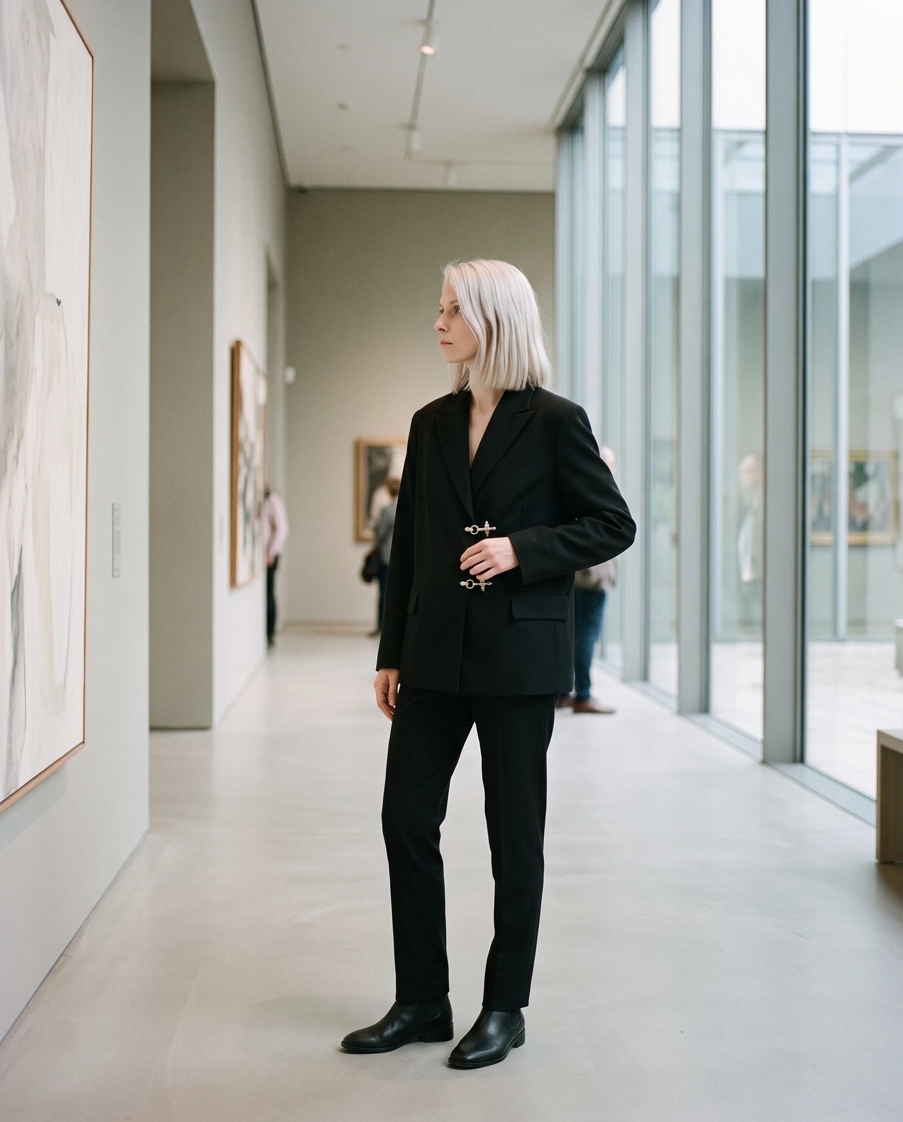 Blazer oversize noir Philippa, dans une galerie d'art moderne