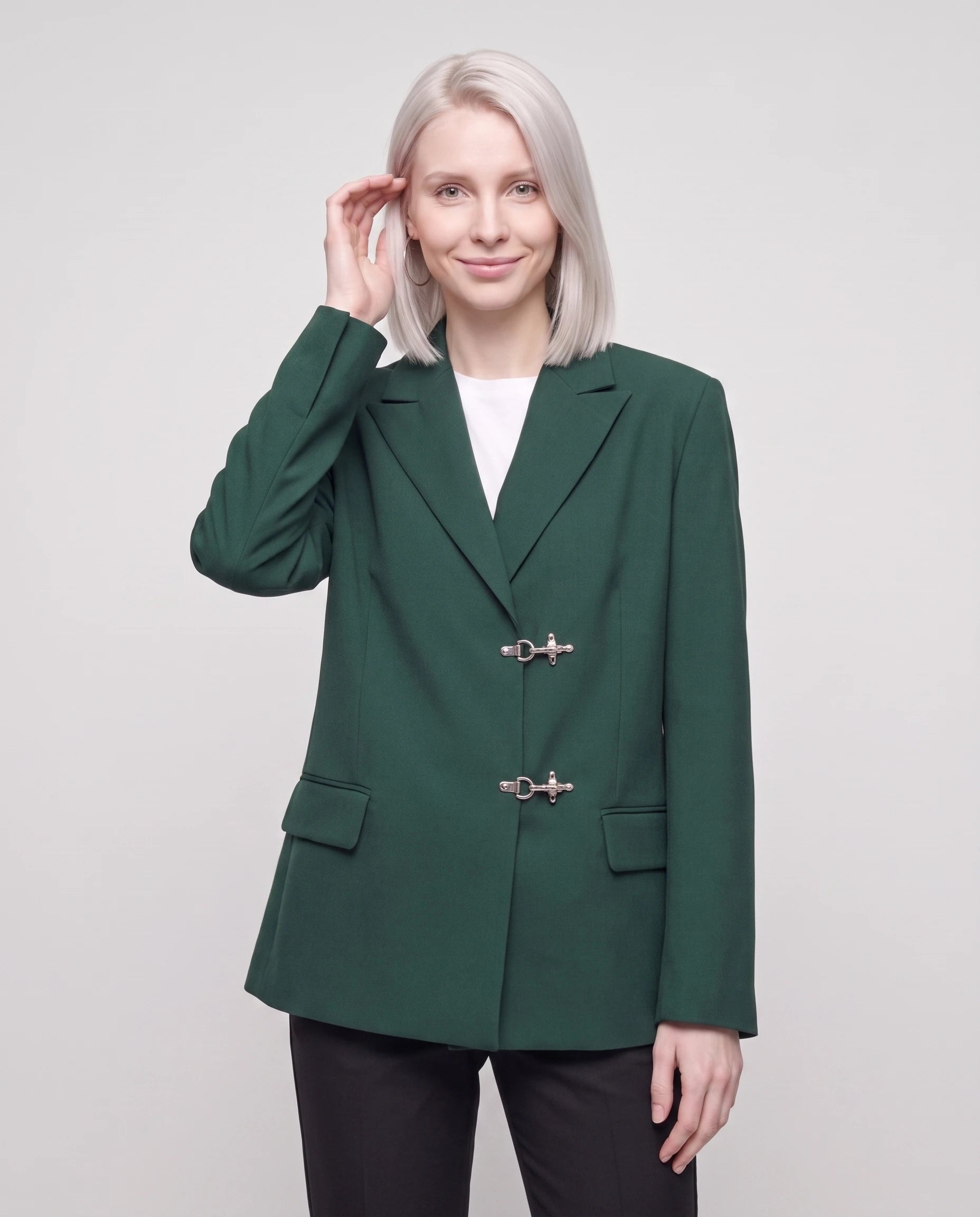 Blazer oversize à fermoirs pompier vert forêt Philippa, plan rapproché en studio