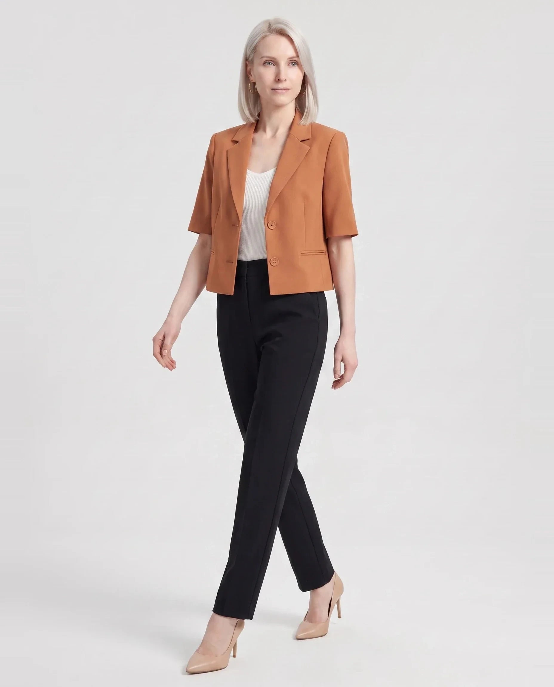 Blazer court à manches courtes caramel Violaine, vue de face en studio