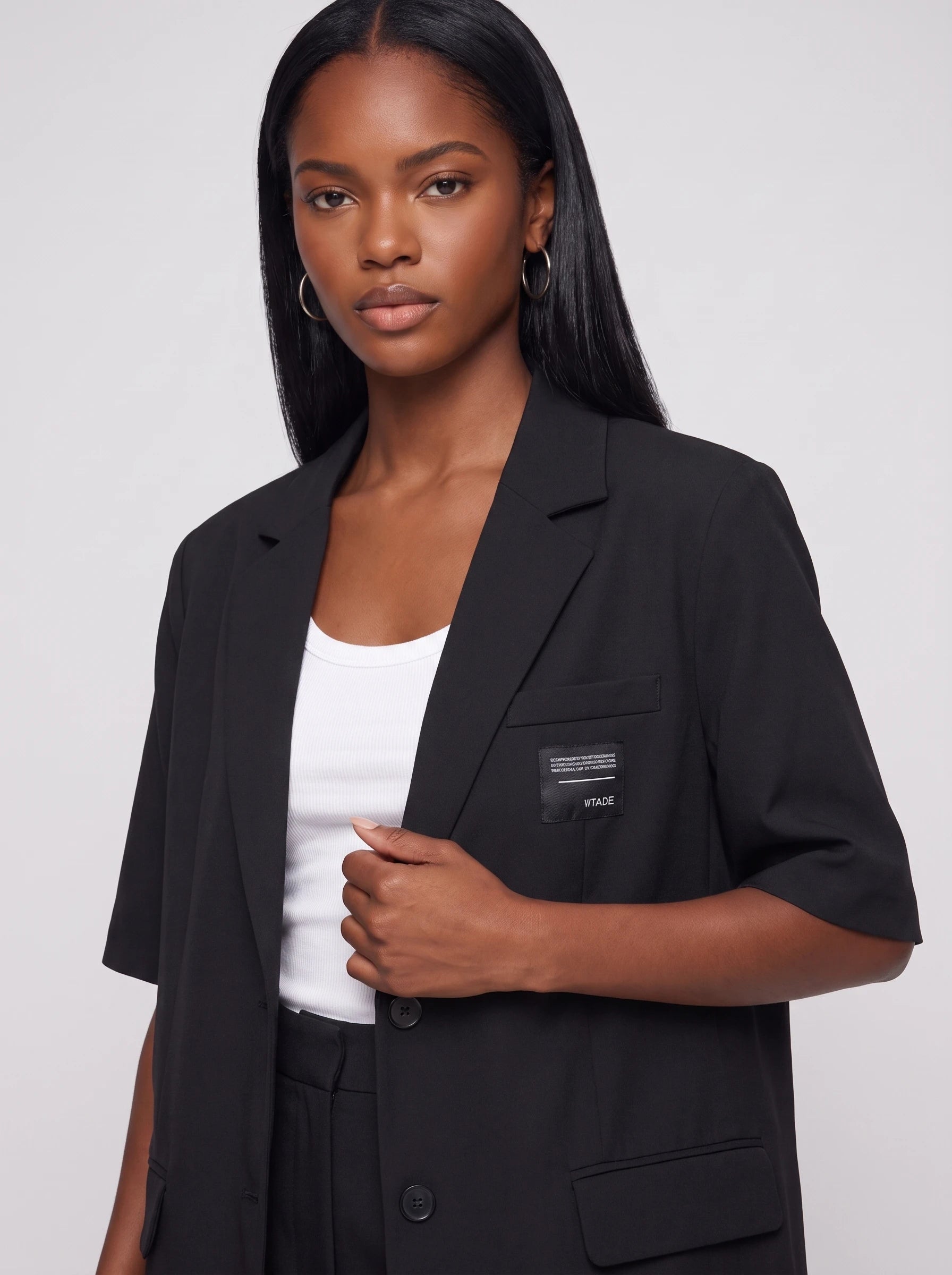 Blazer oversize à manches courtes noir Arlette, plan rapproché en studio