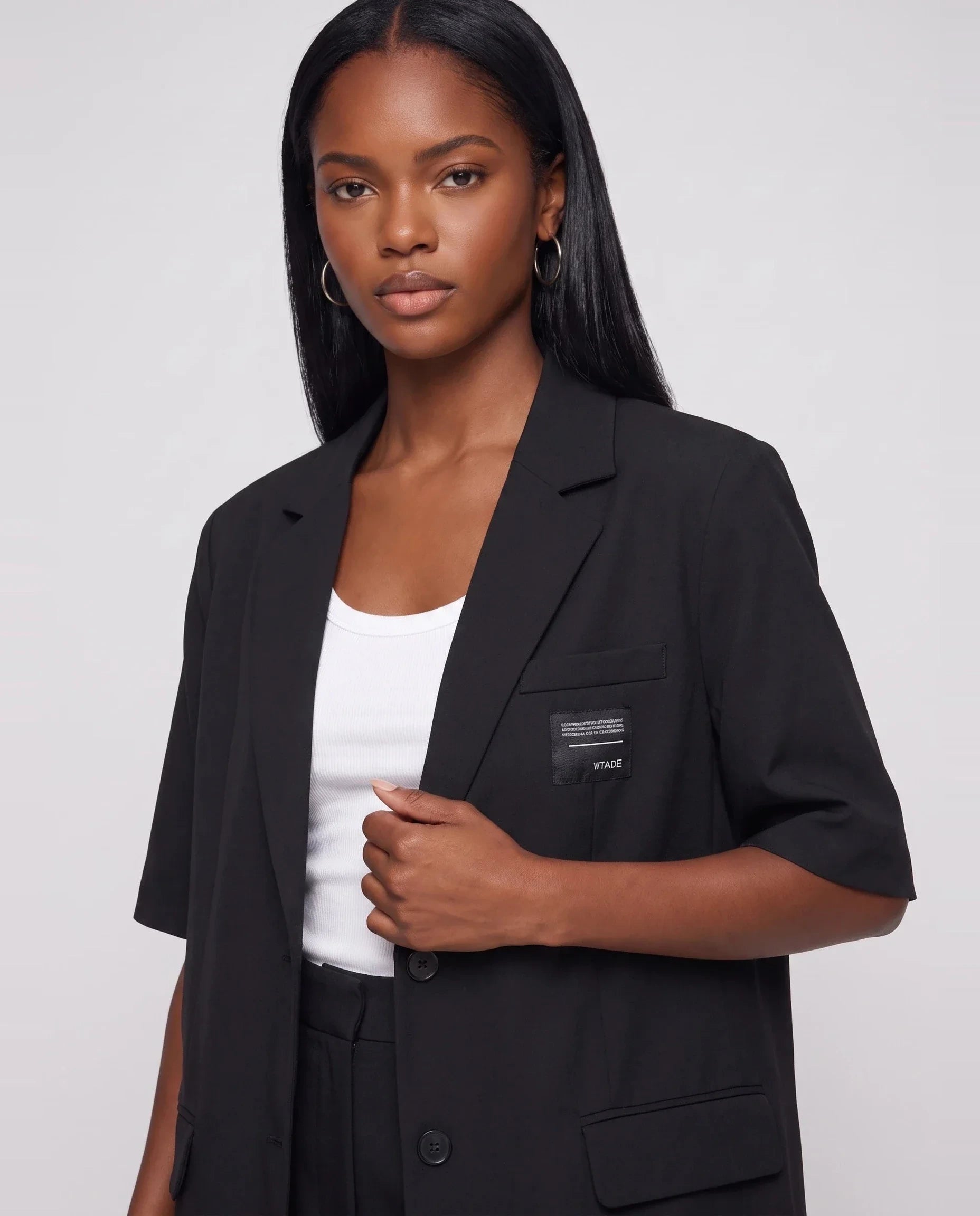 Blazer oversize à manches courtes noir Arlette, plan rapproché en studio