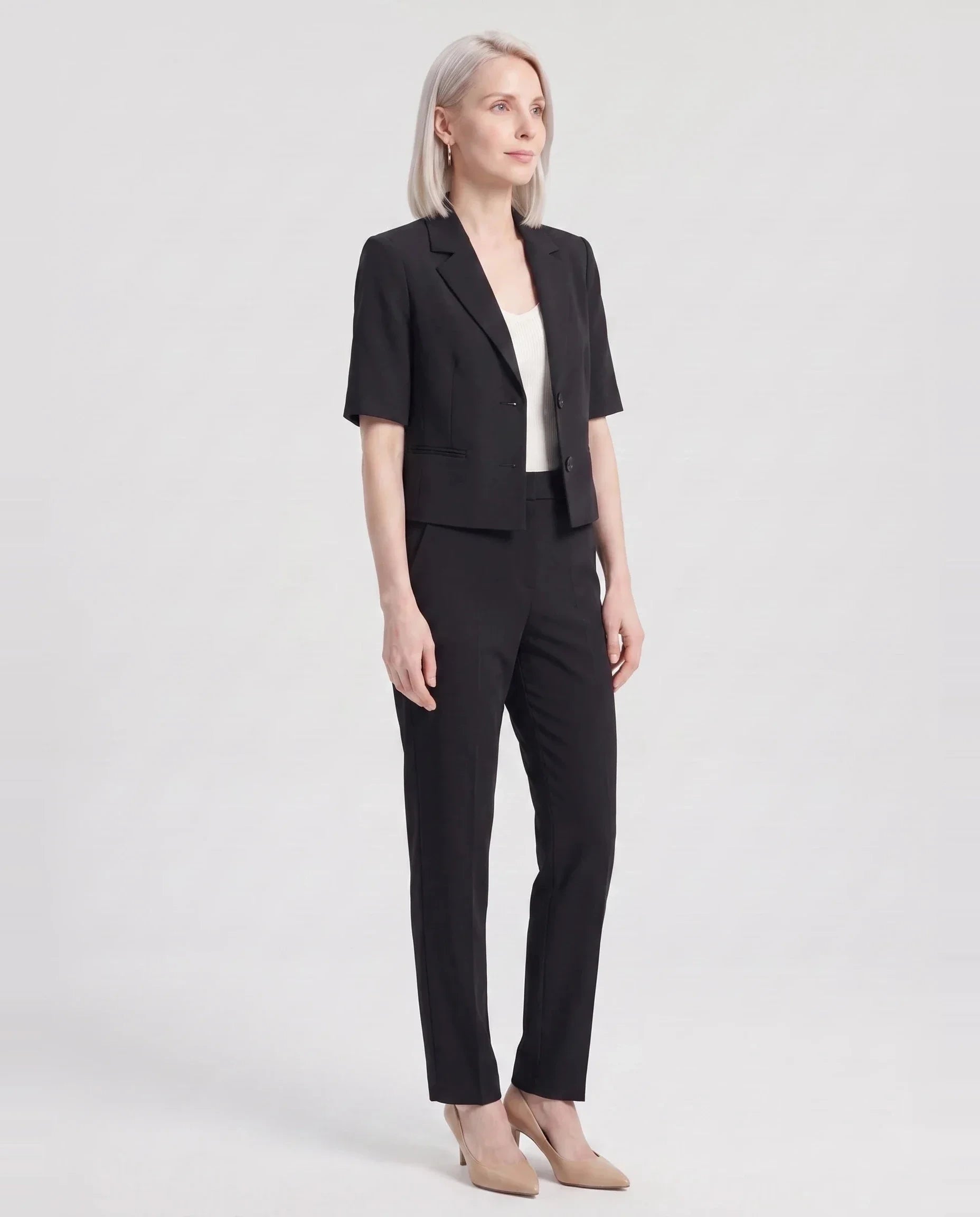 Blazer court à manches courtes noir Violaine, vue de trois quarts en studio