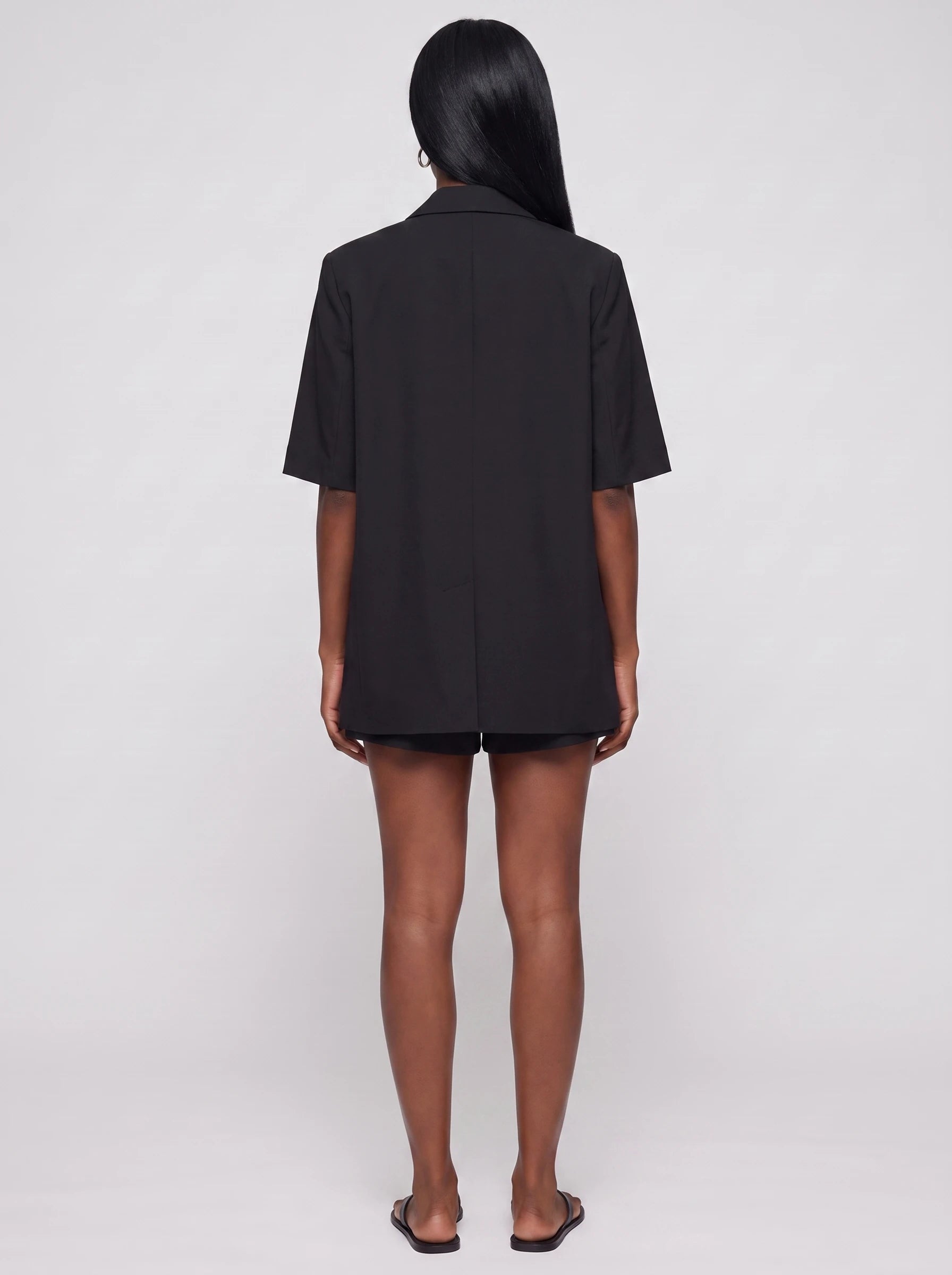 Blazer oversize à manches courtes noir Arlette, vue de dos en studio