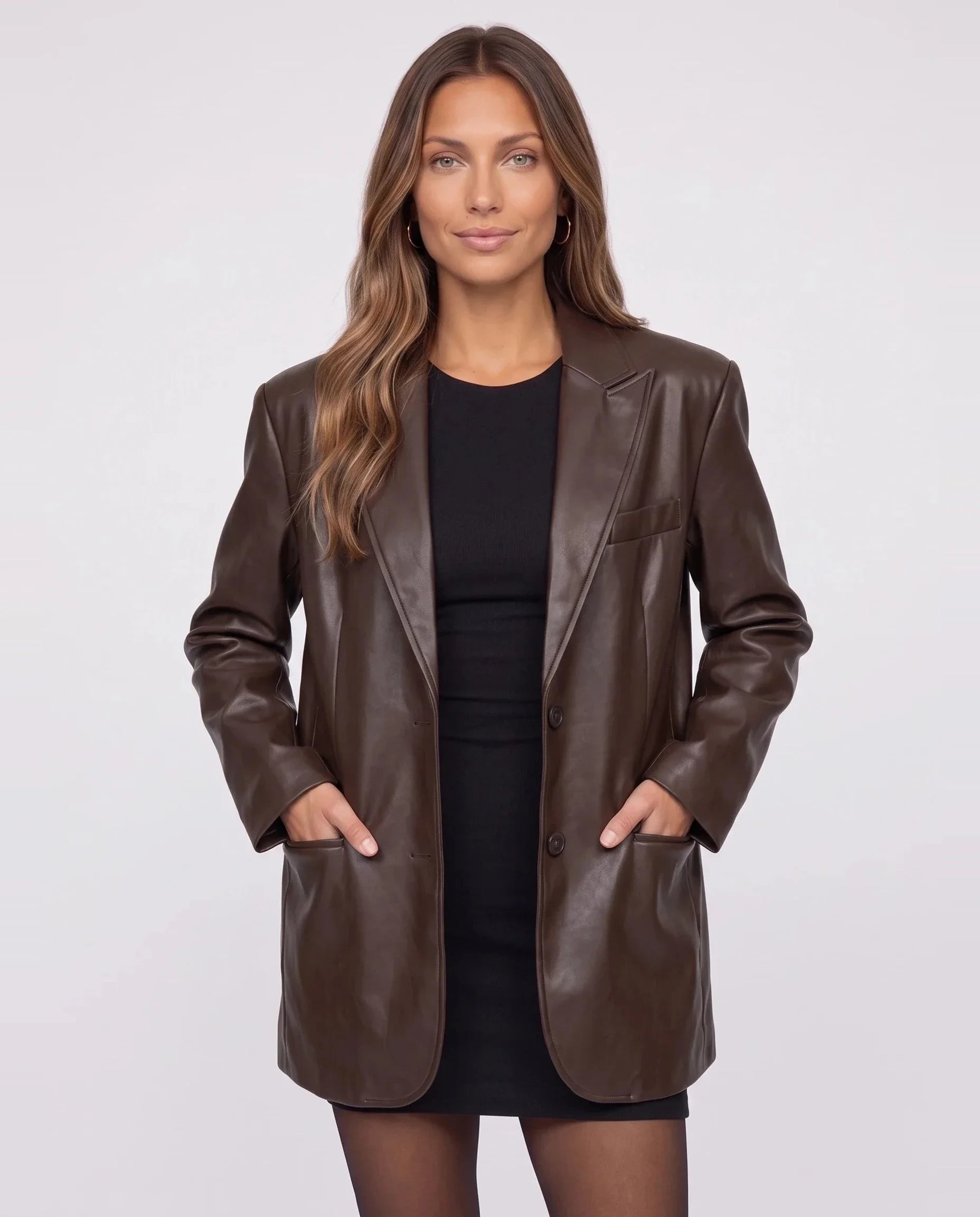 Blazer oversize effet cuir chocolat Aure, plan rapproché en studio