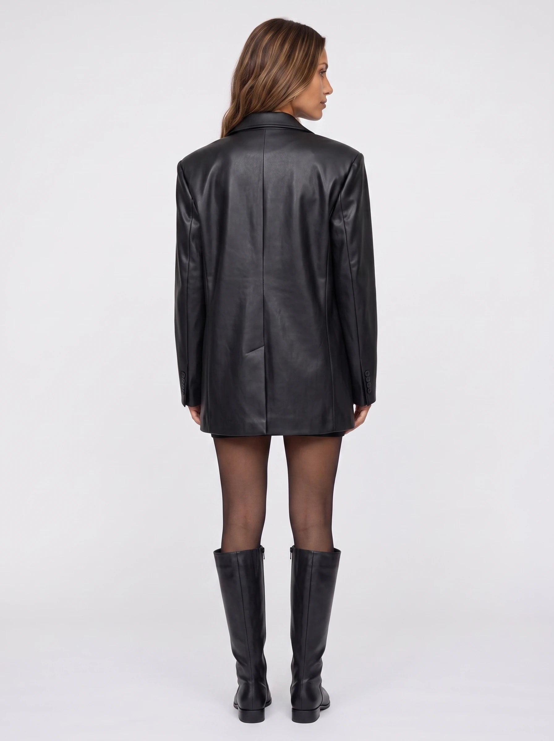 Blazer oversize effet cuir noir Aure, vue de dos en studio