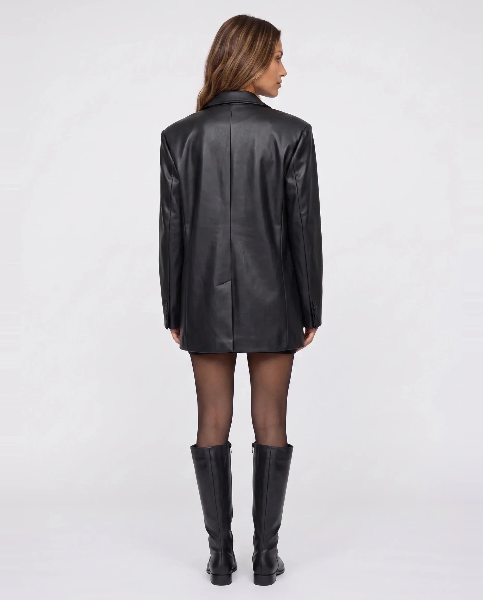 Blazer oversize effet cuir noir Aure, vue de dos en studio