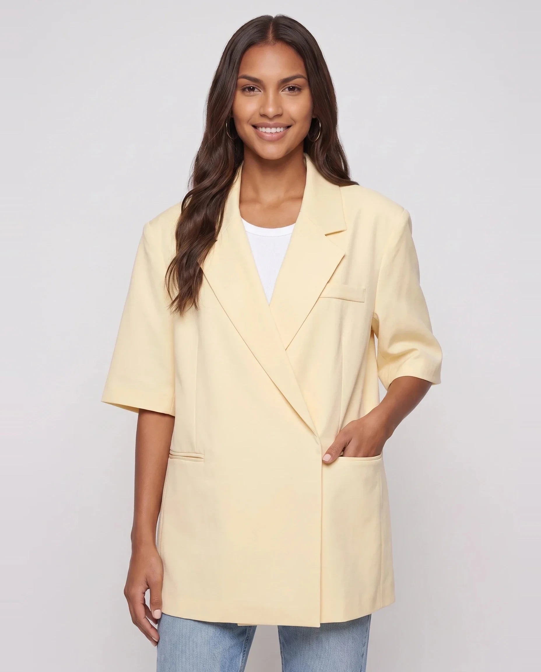 Blazer oversize croisé à manches courtes jaune pâle Fleurette, plan rapproché en studio