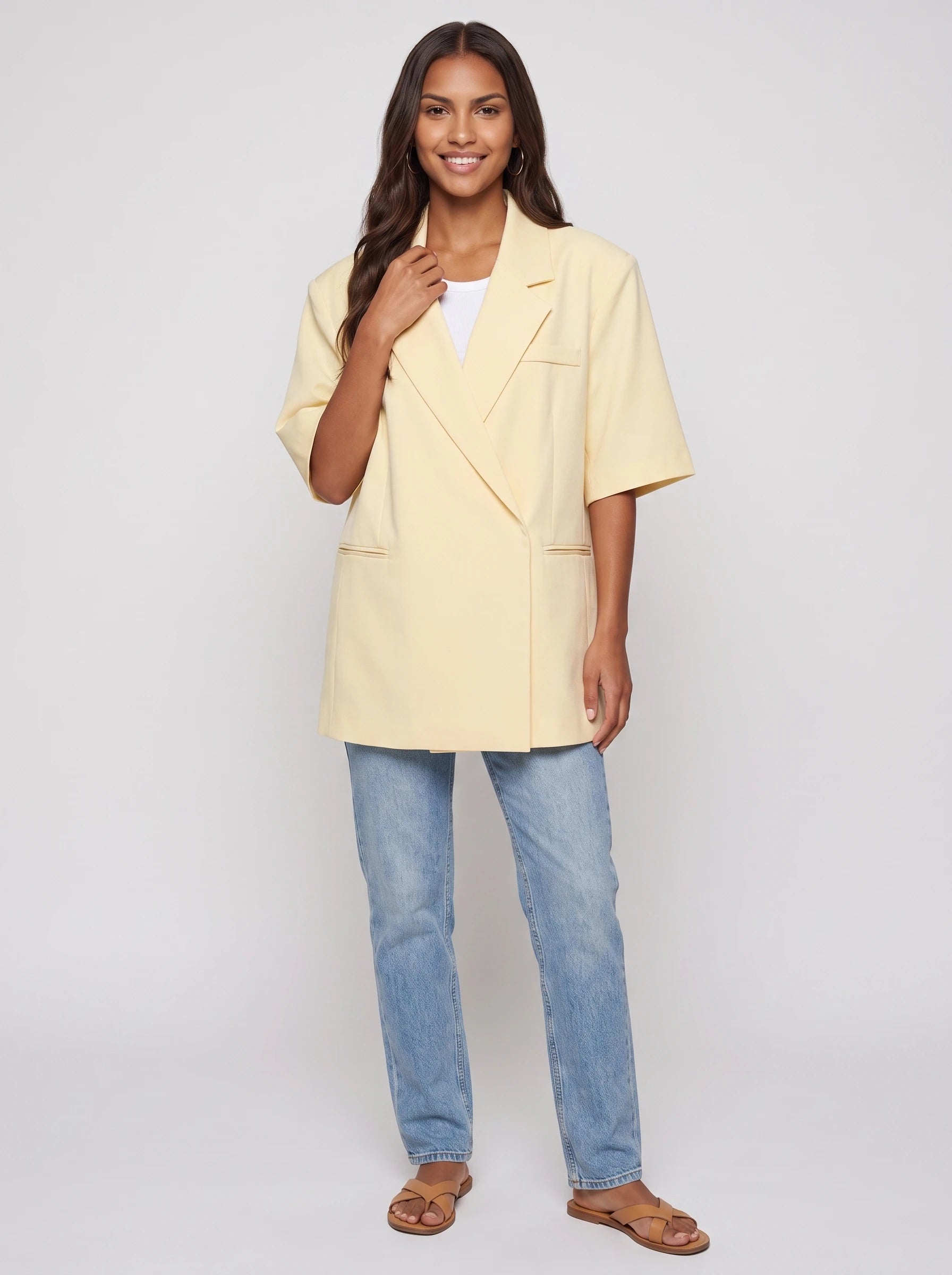 Blazer oversize croisé à manches courtes jaune pâle Fleurette, vue de face en studio