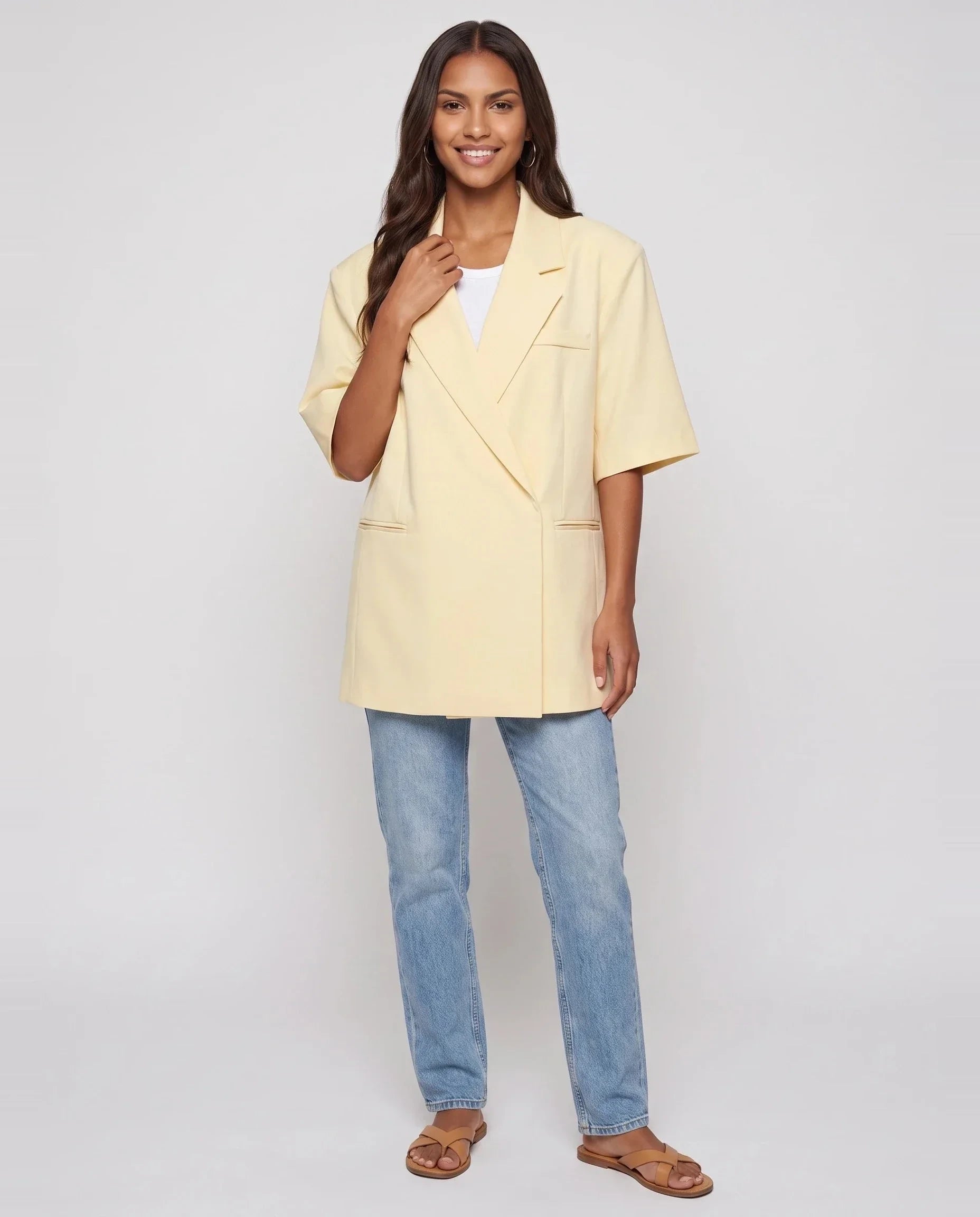 Blazer oversize croisé à manches courtes jaune pâle Fleurette, vue de face en studio