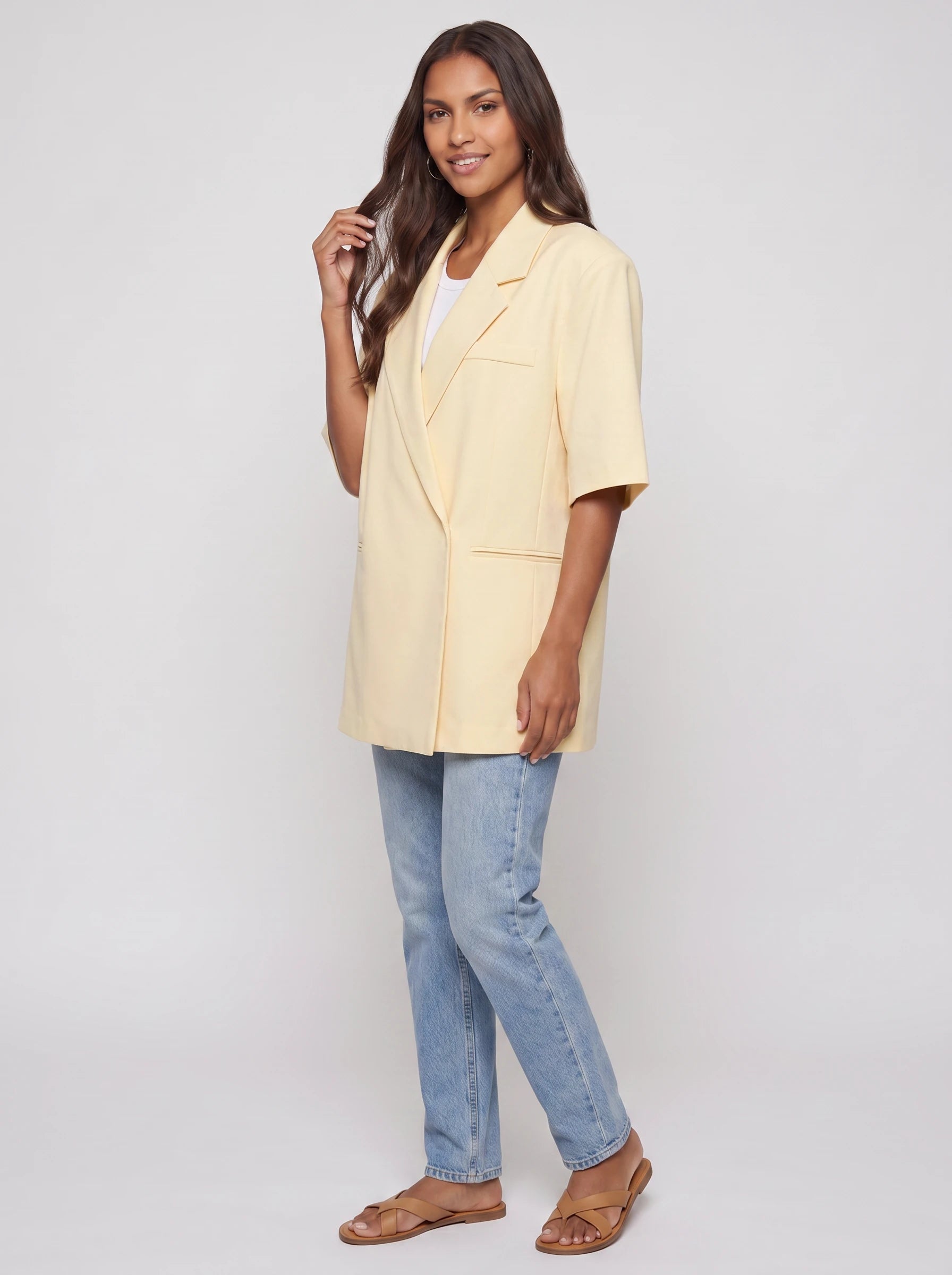 Blazer oversize croisé à manches courtes jaune pâle Fleurette, vue de trois quarts en studio