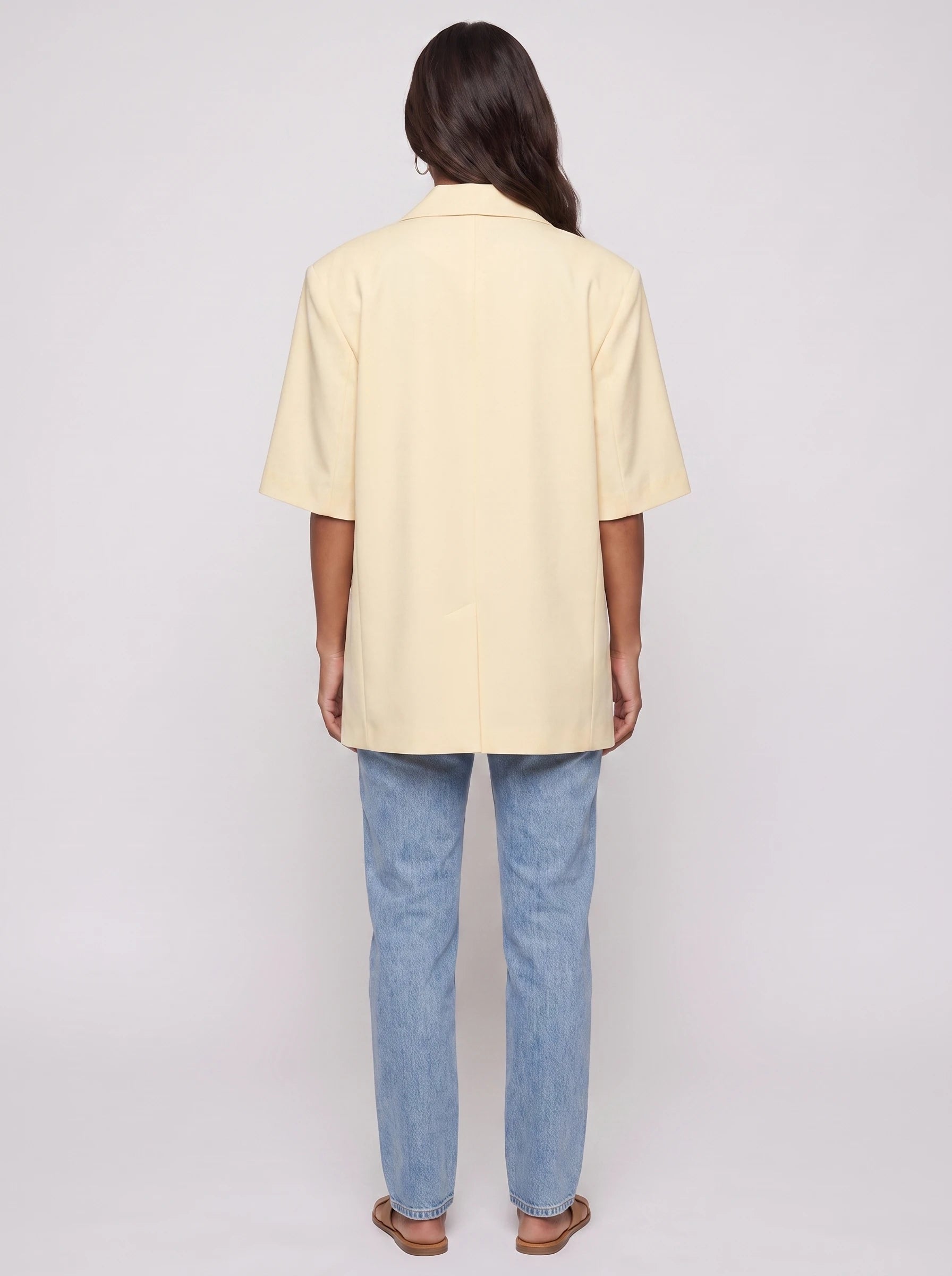 Blazer oversize croisé à manches courtes jaune pâle Fleurette, vue de dos en studio
