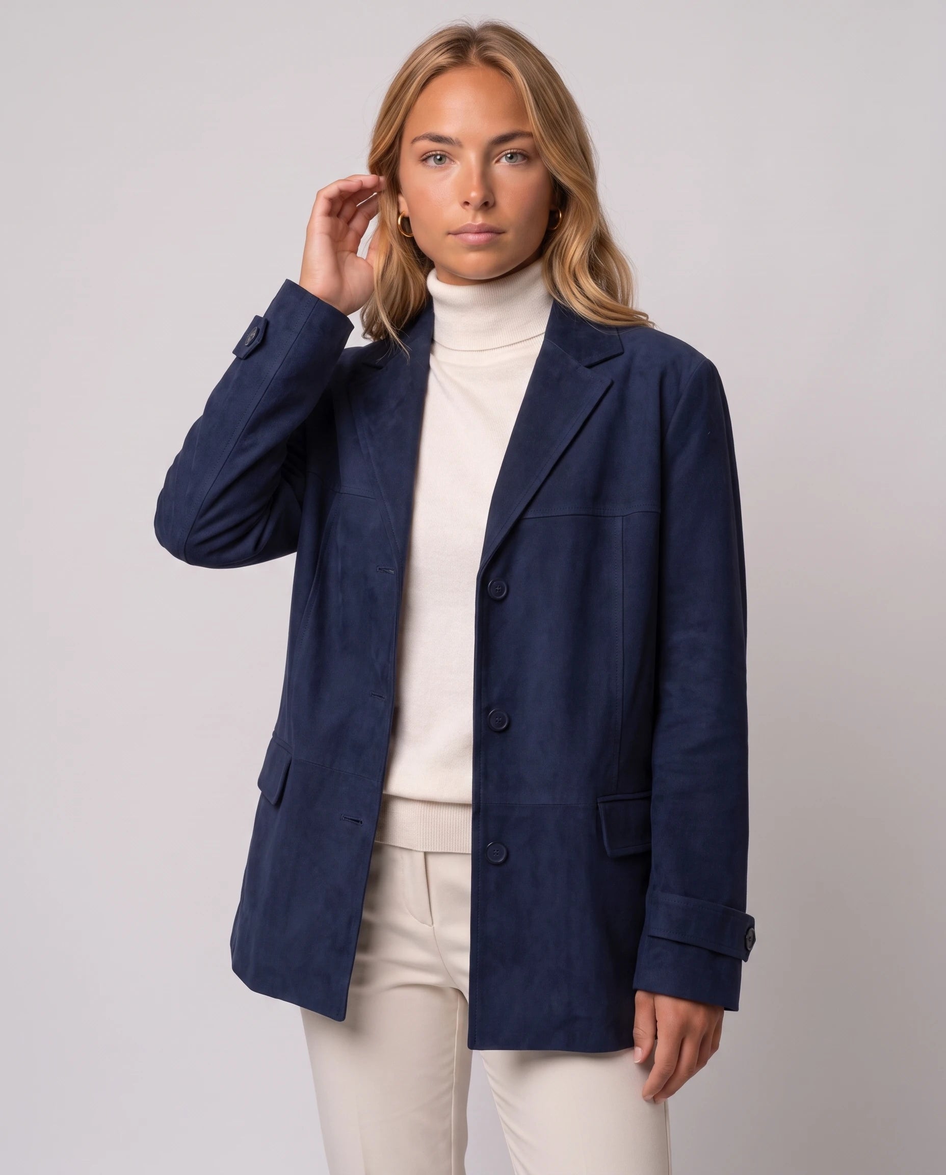 Blazer oversize en suédine bleu marine Prisca, plan rapproché en studio