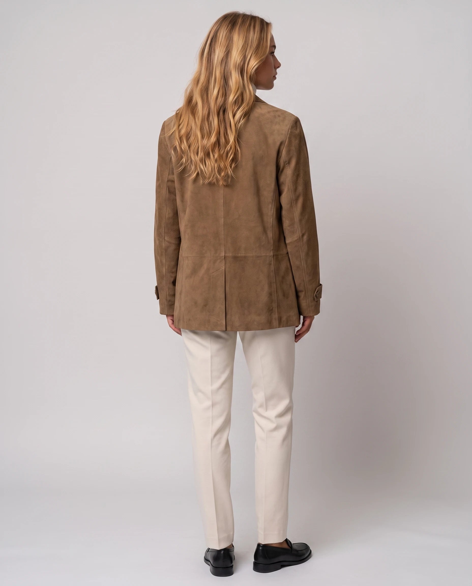 Blazer en suédine camel Prisca, vue de dos en studio