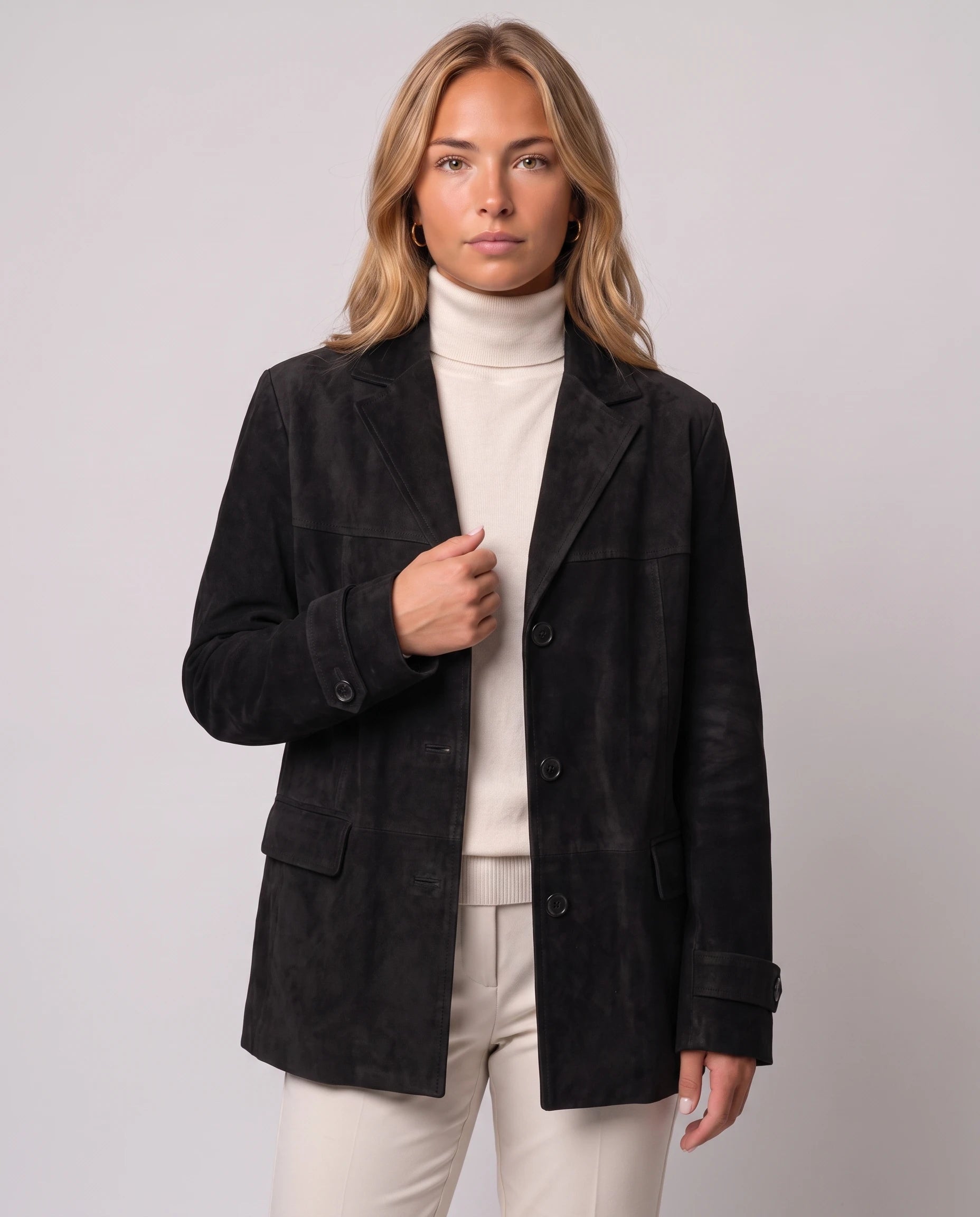 Blazer oversize en suédine noir Prisca, plan rapproché en studio