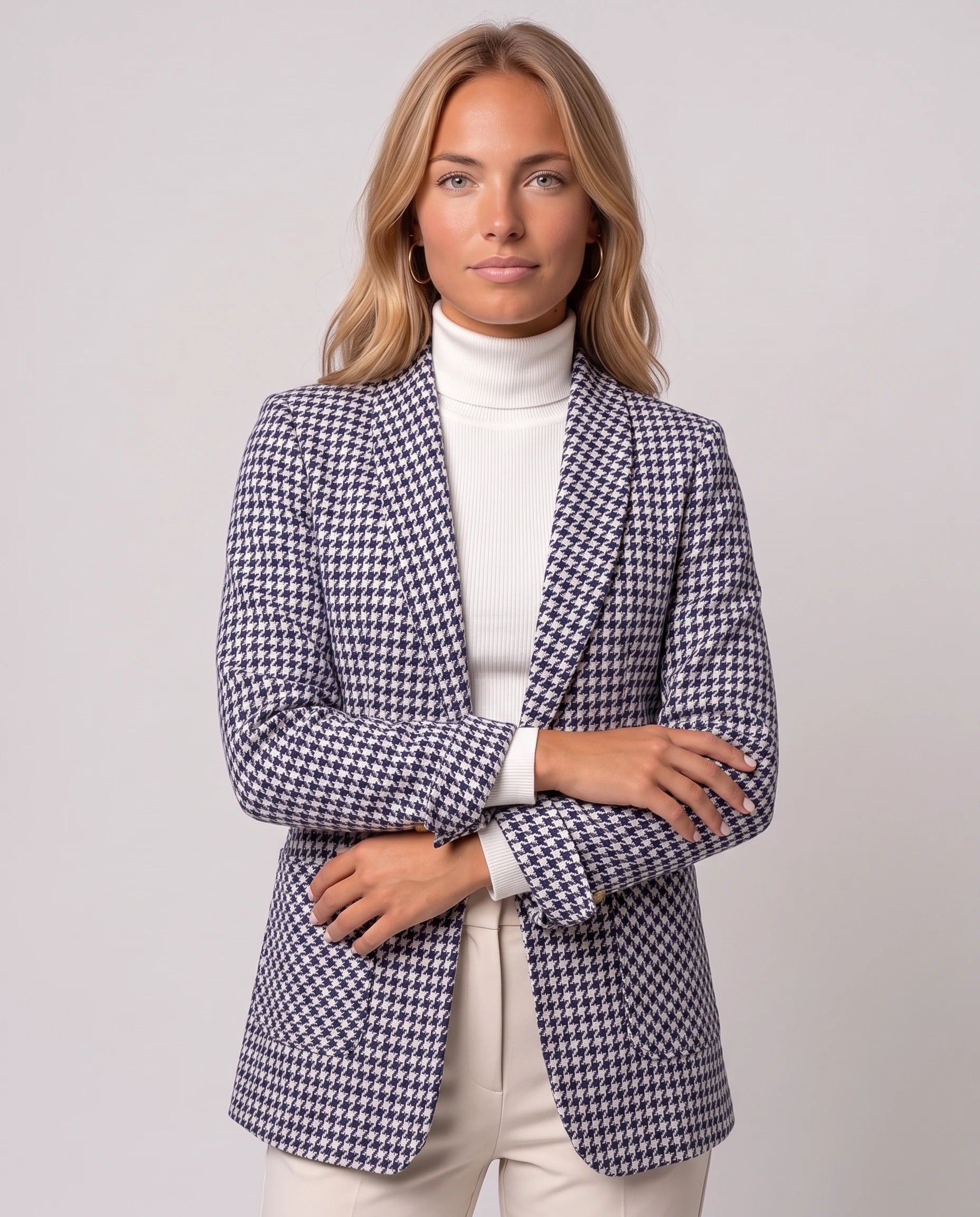 Blazer cintré en pied-de-poule bleu marine Émilienne, plan rapproché en studio