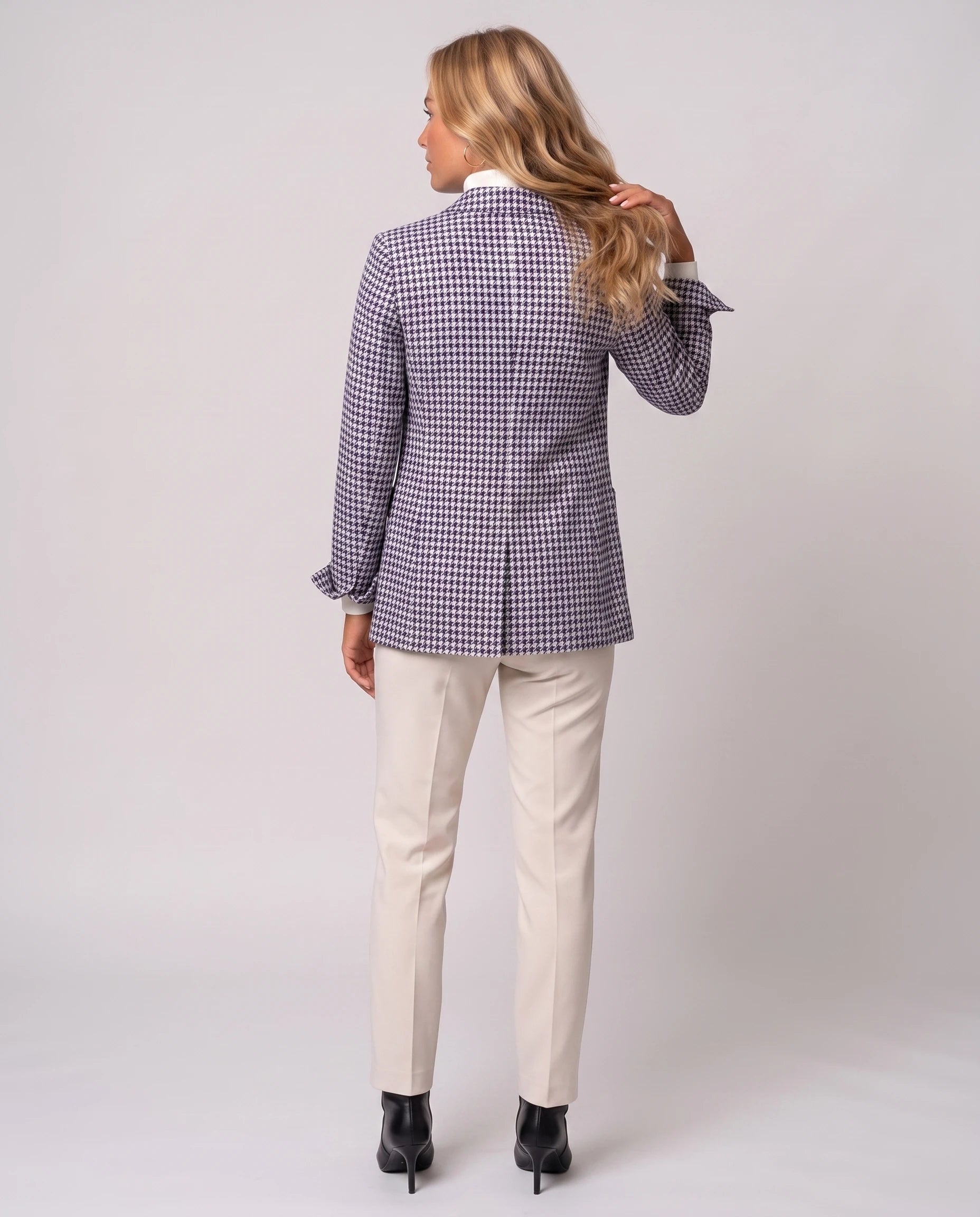 Blazer cintré en pied-de-poule bleu marine Émilienne, vue de dos en studio
