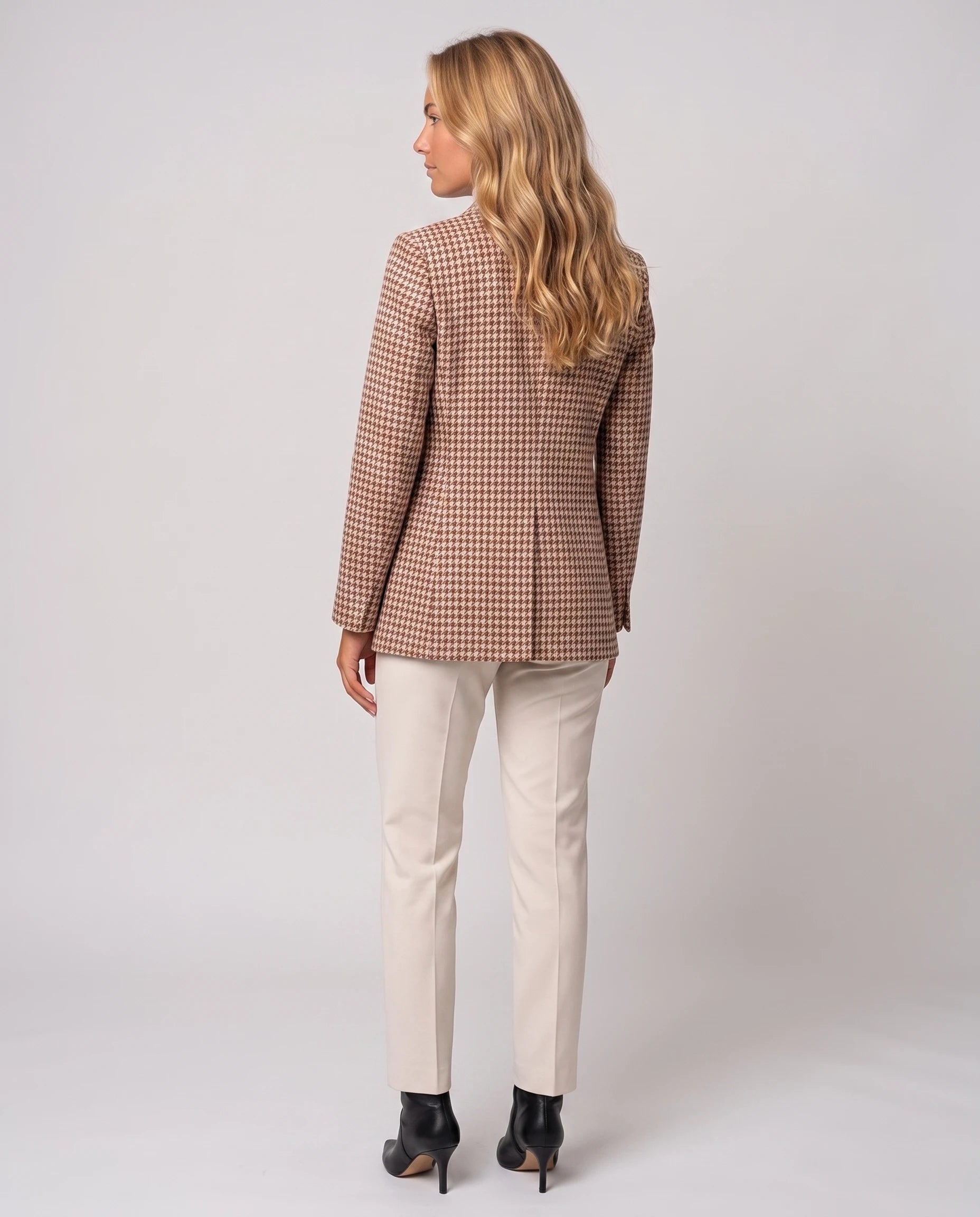 Blazer cintré en pied-de-poule marron Émilienne, vue de dos en studio