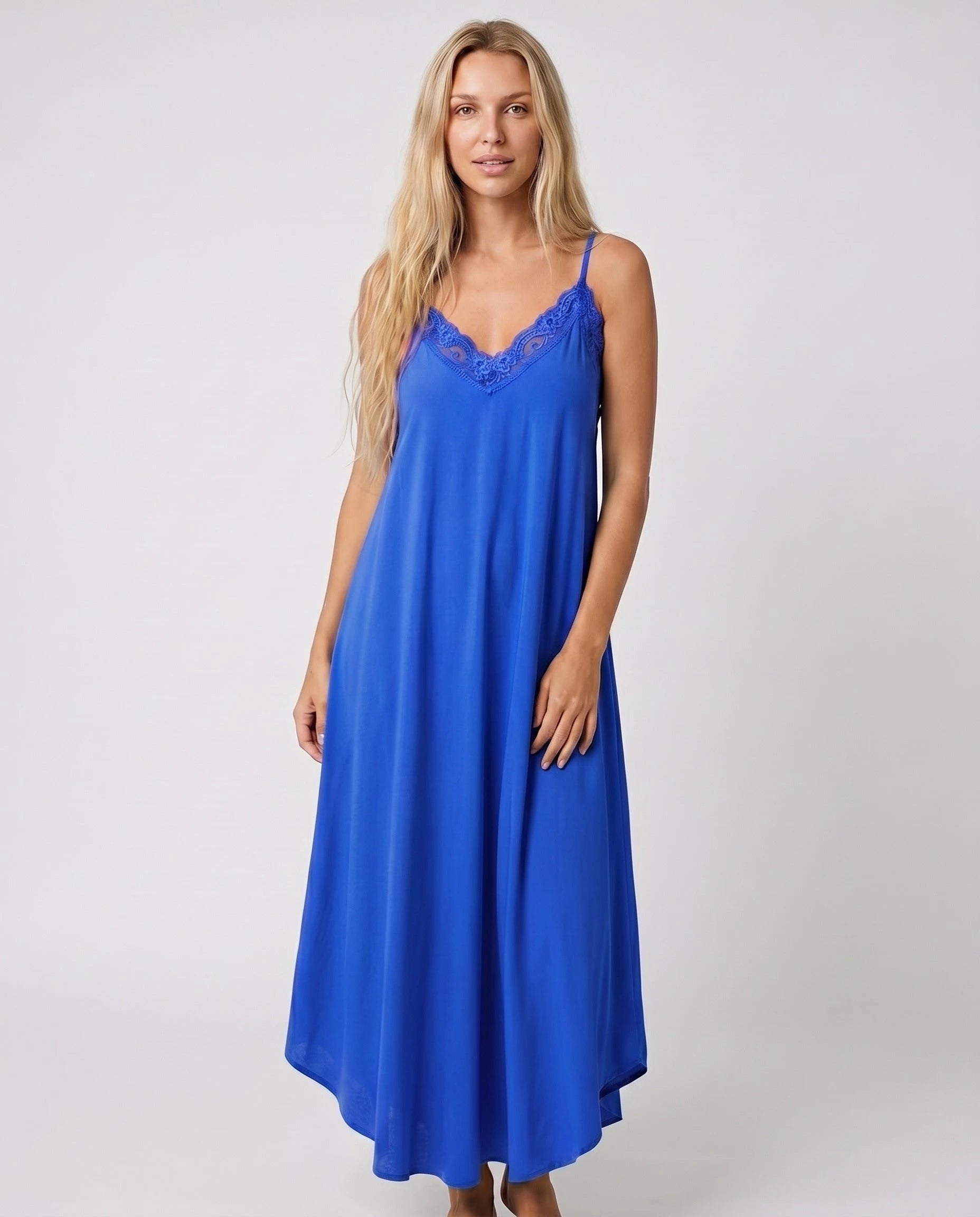 Robe longue dentelle bleu cobalt studio face