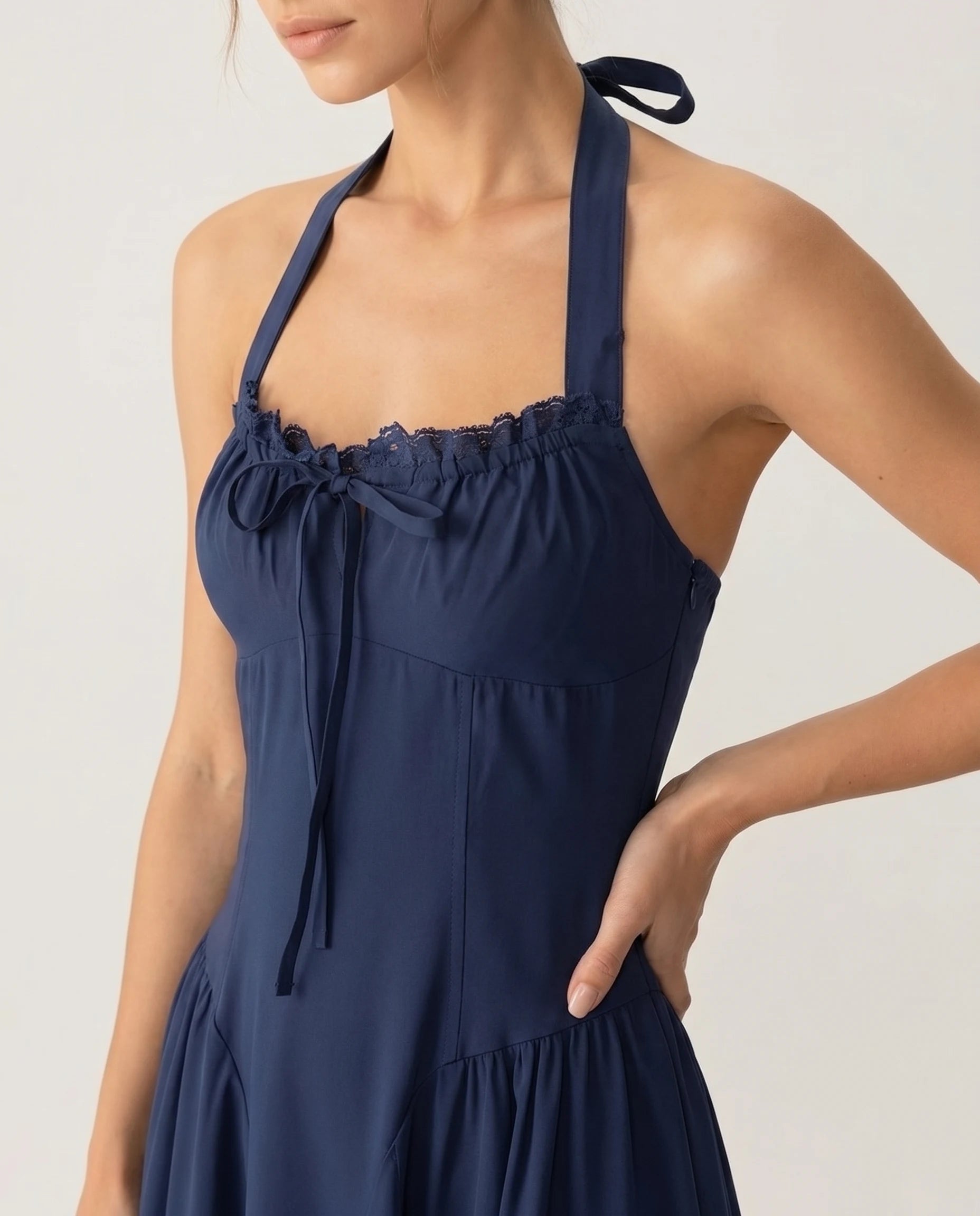 Robe midi bleu marine Joséphine — détail buste halter