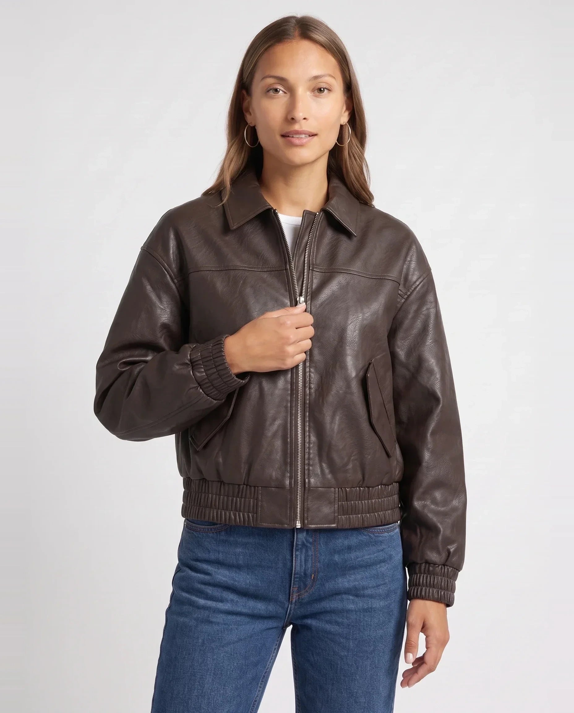 Blouson zippé effet cuir café Pomeline, plan rapproché en studio