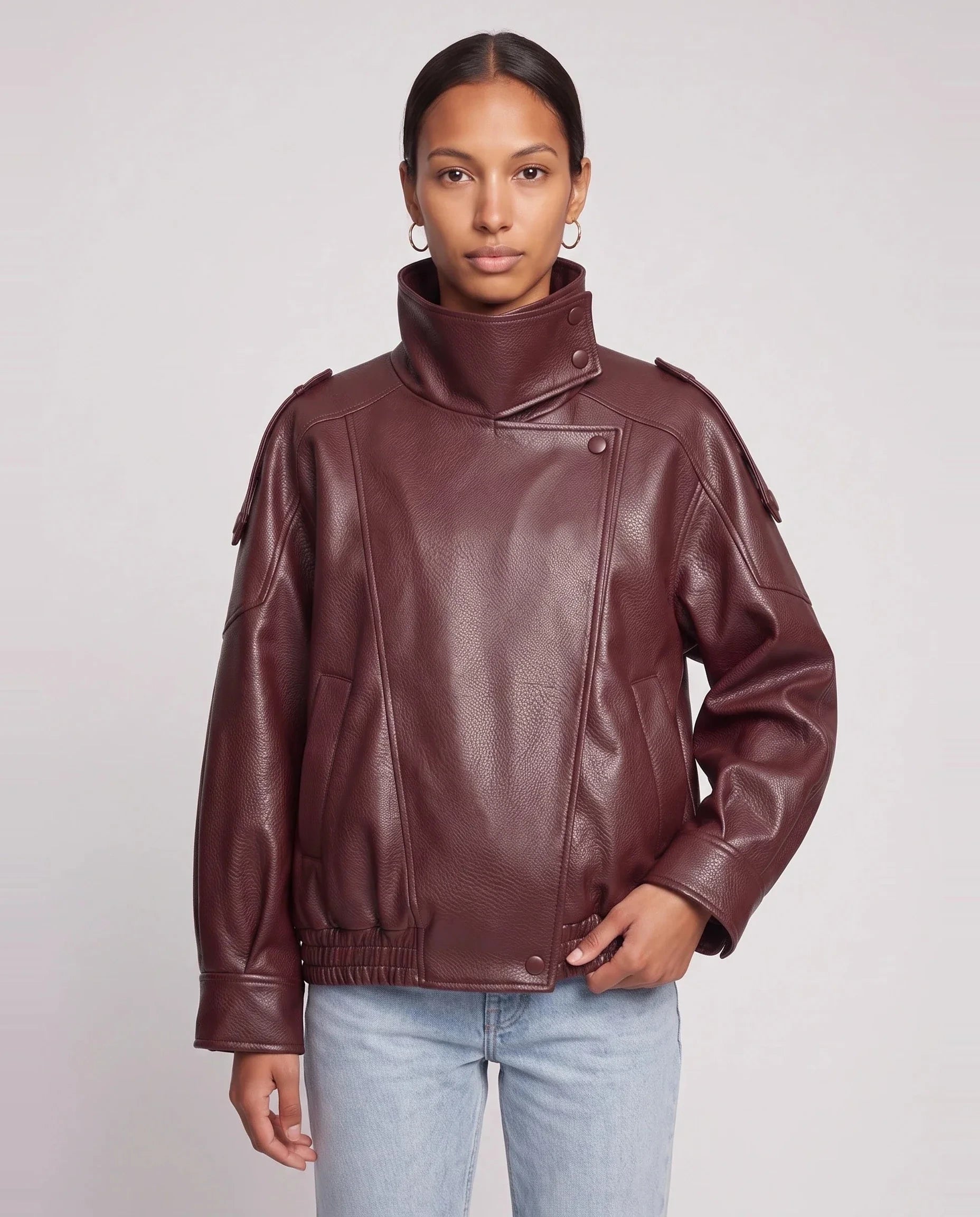 Blouson effet cuir à col montant bordeaux Léocadie, plan rapproché en studio