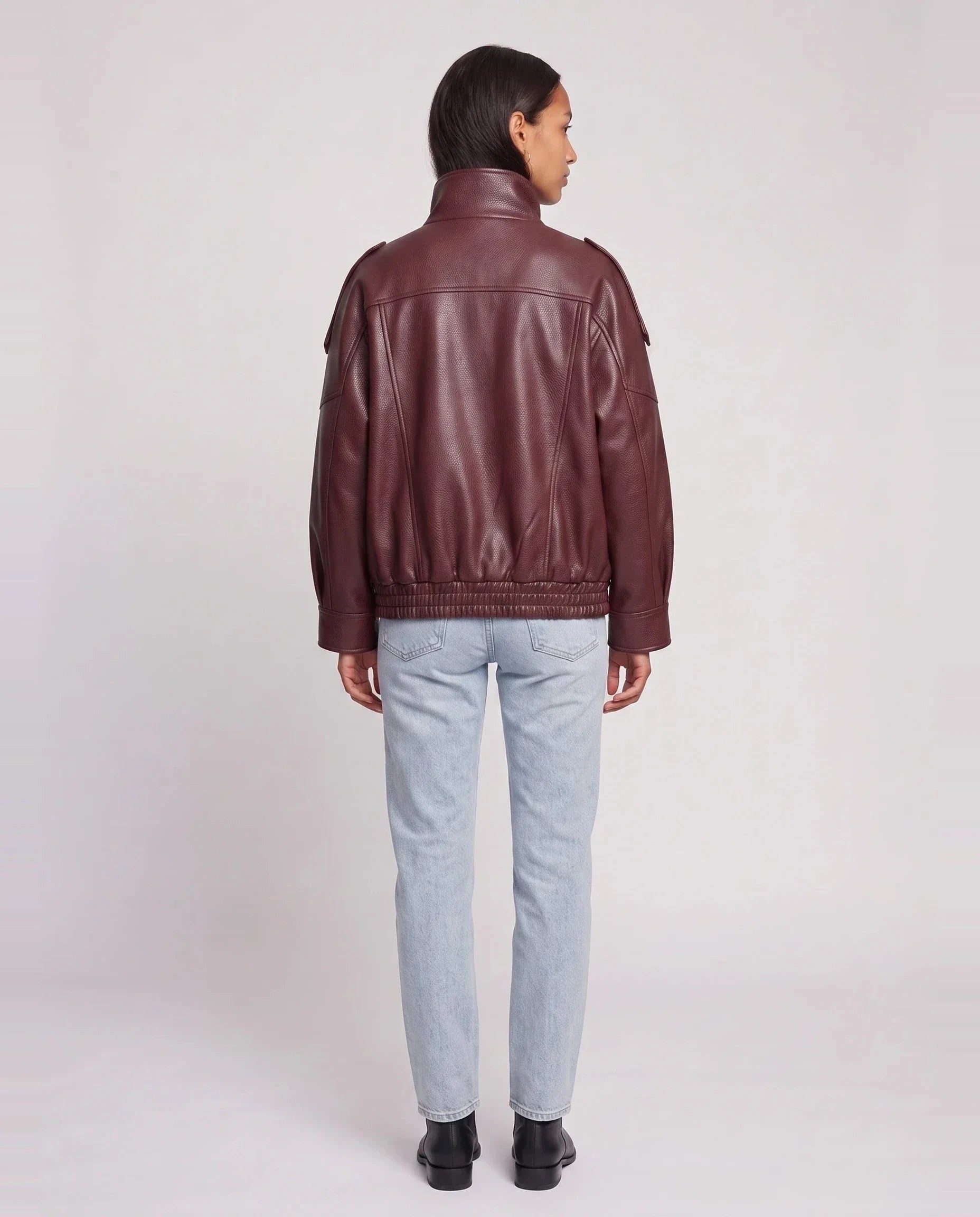Blouson effet cuir à col montant bordeaux Léocadie, vue de dos en studio