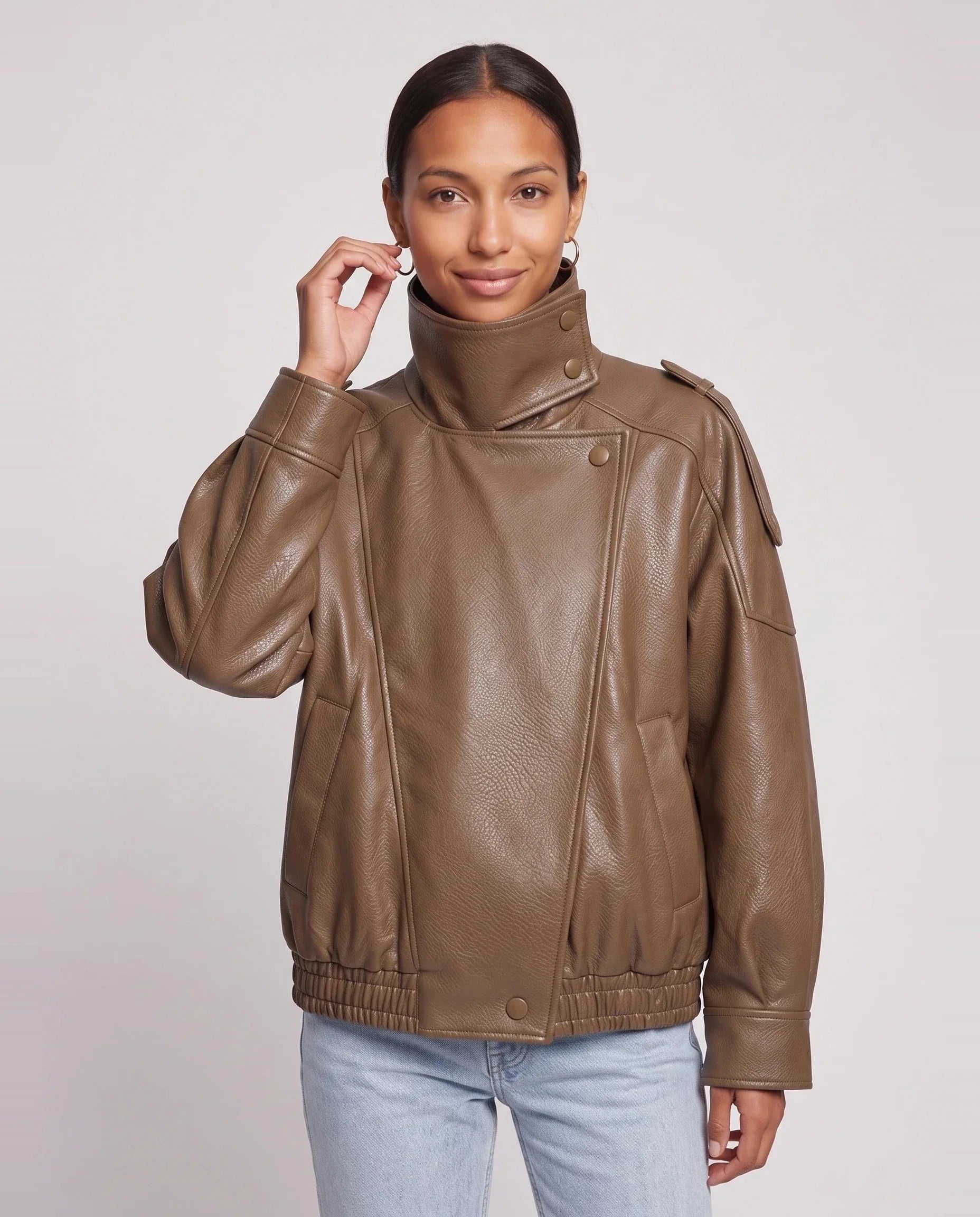 Blouson effet cuir à col montant camel Léocadie, plan rapproché en studio