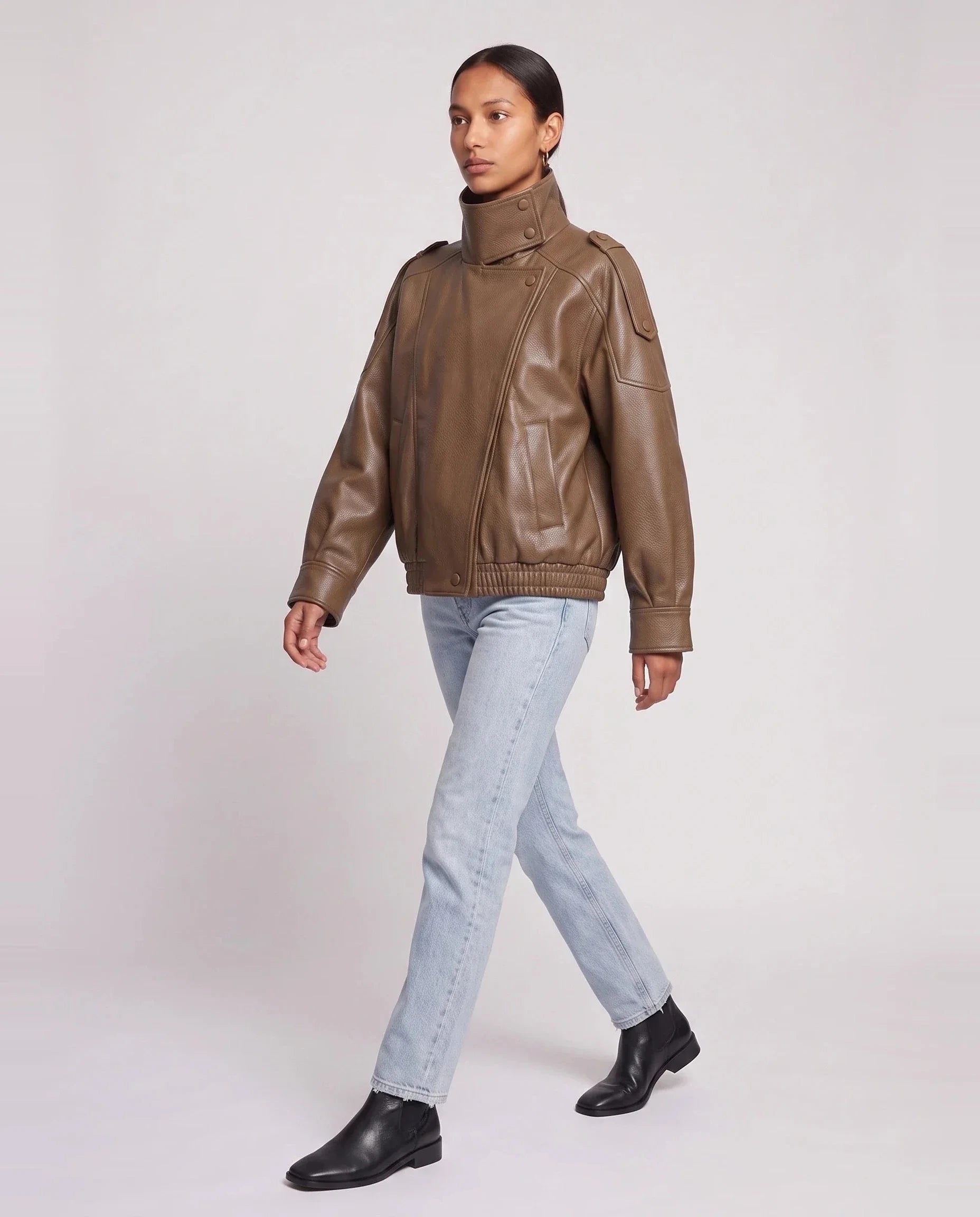 Blouson effet cuir à col montant camel Léocadie, vue de trois quarts en studio