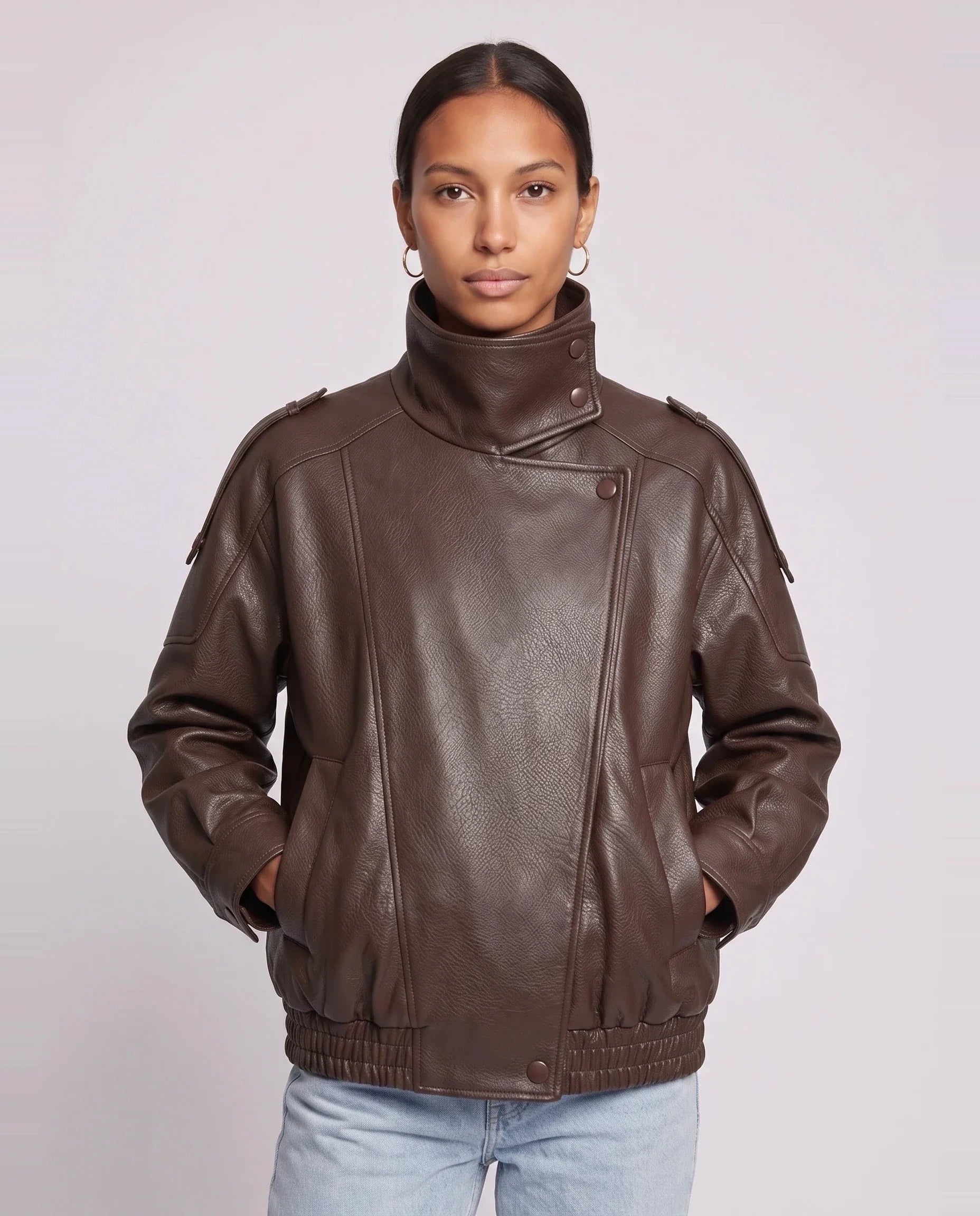 Blouson effet cuir à col montant marron Léocadie, plan rapproché en studio