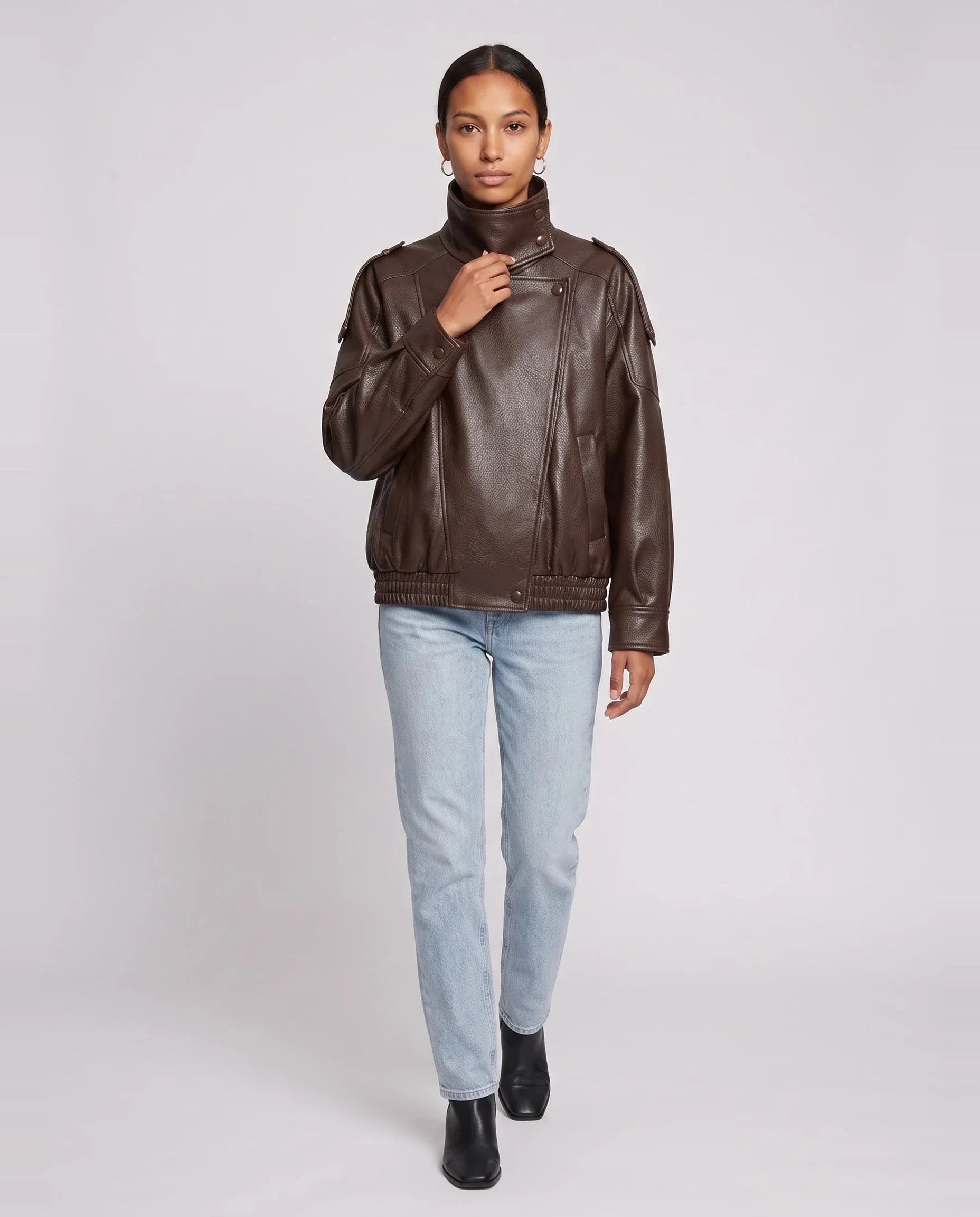Blouson effet cuir à col montant marron Léocadie, vue de face en studio