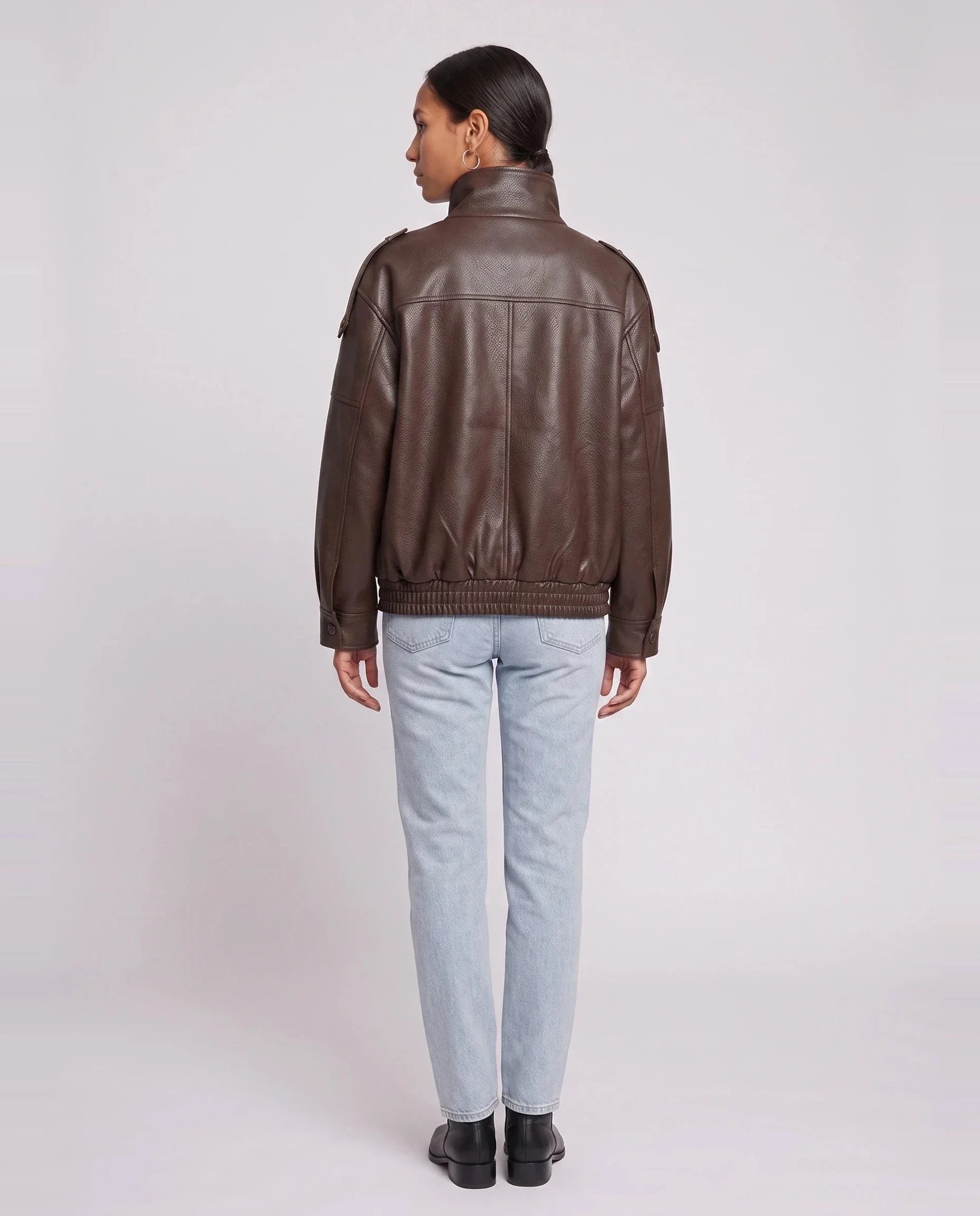 Blouson effet cuir à col montant marron Léocadie, vue de dos en studio