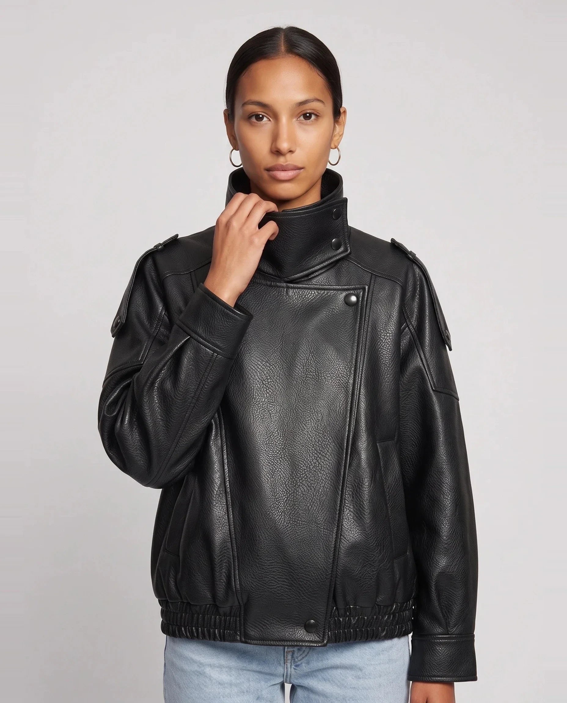 Blouson effet cuir à col montant noir Léocadie, plan rapproché en studio