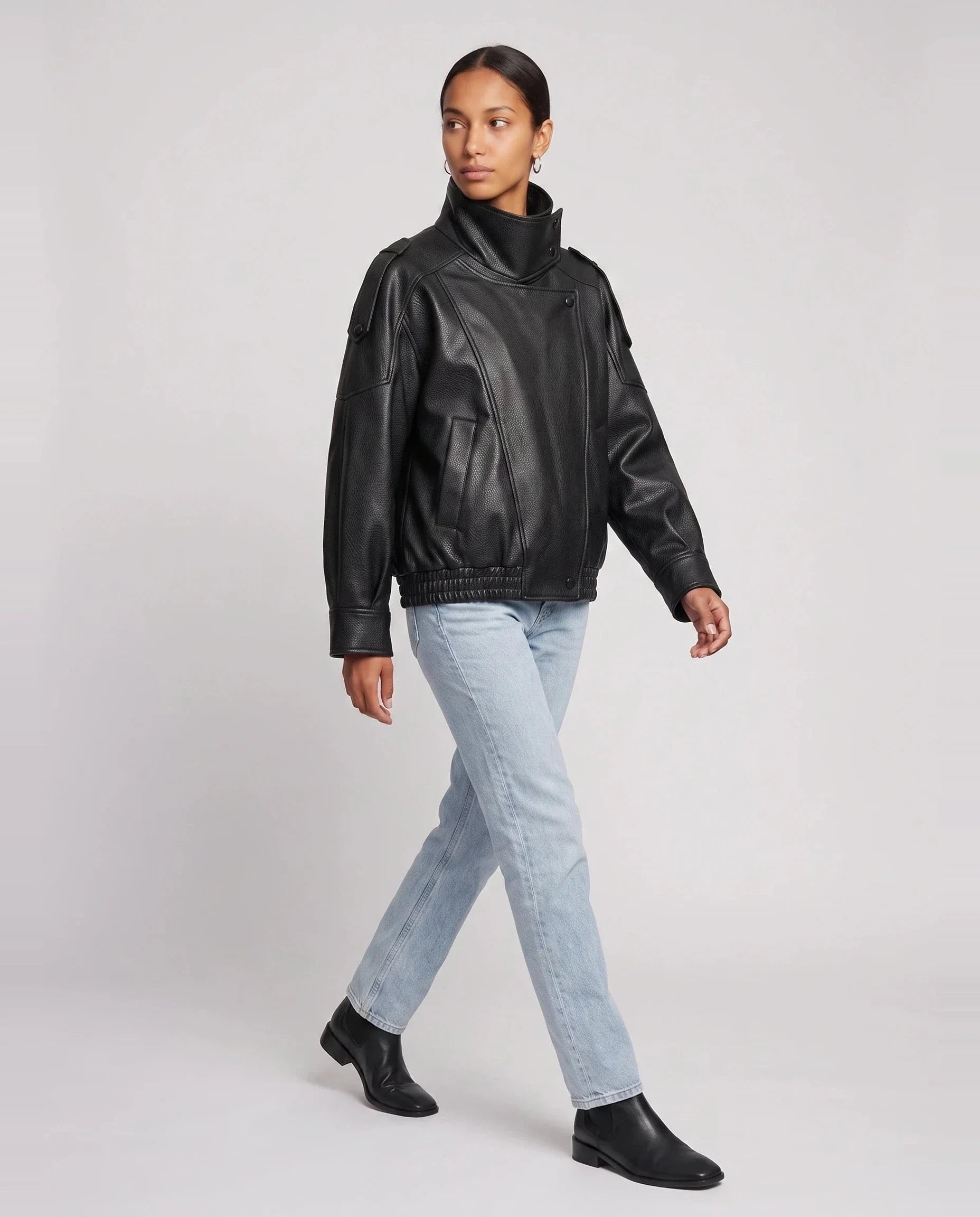 Blouson effet cuir à col montant noir Léocadie, vue de trois quarts en studio