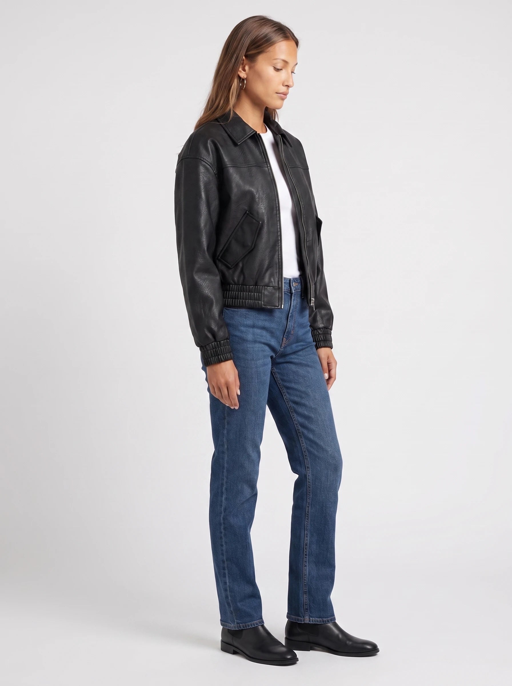 Blouson zippé effet cuir noir Pomeline, vue de trois quarts en studio