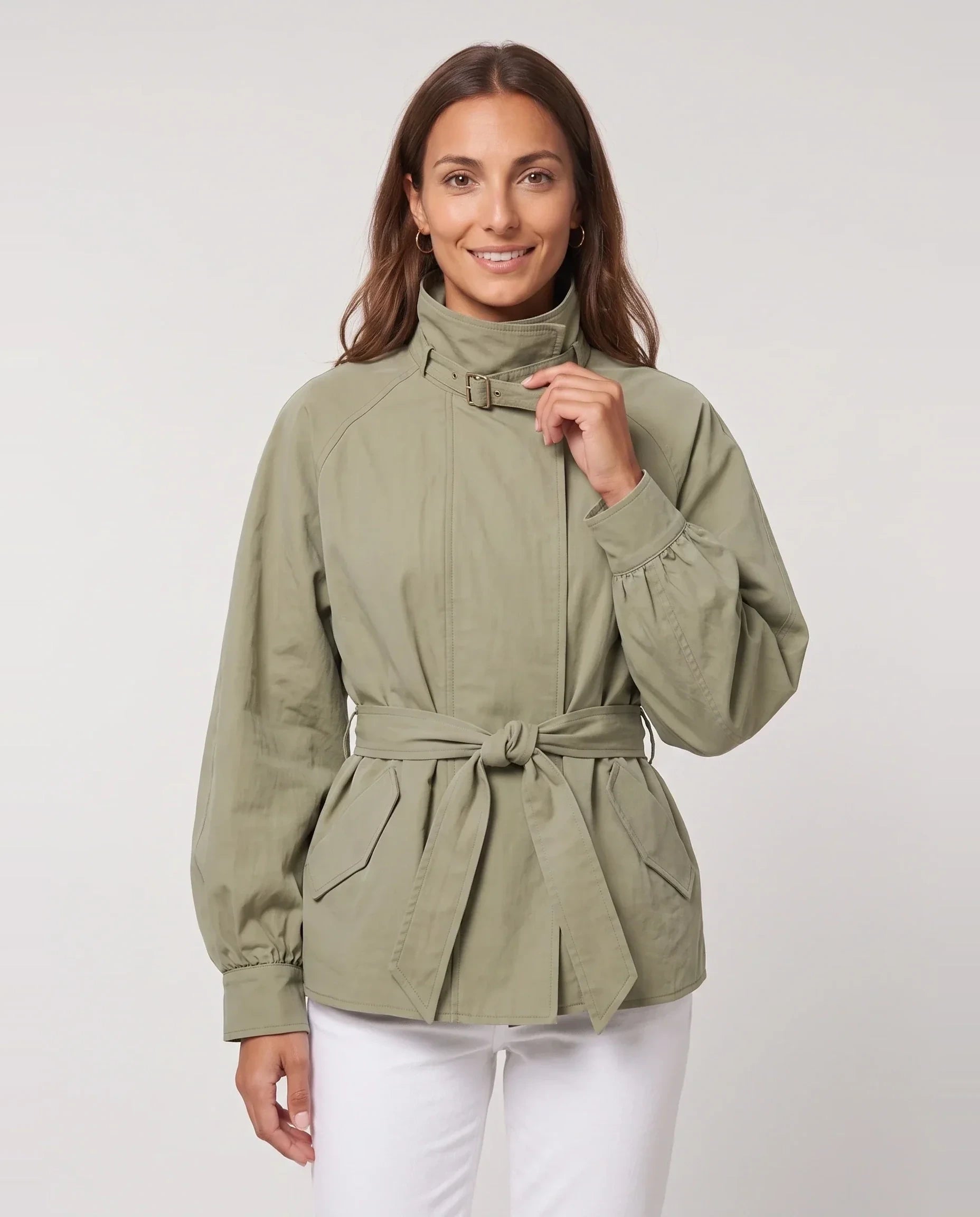Blouson fluide ceinturé à col montant vert sauge Charline, plan rapproché en studio